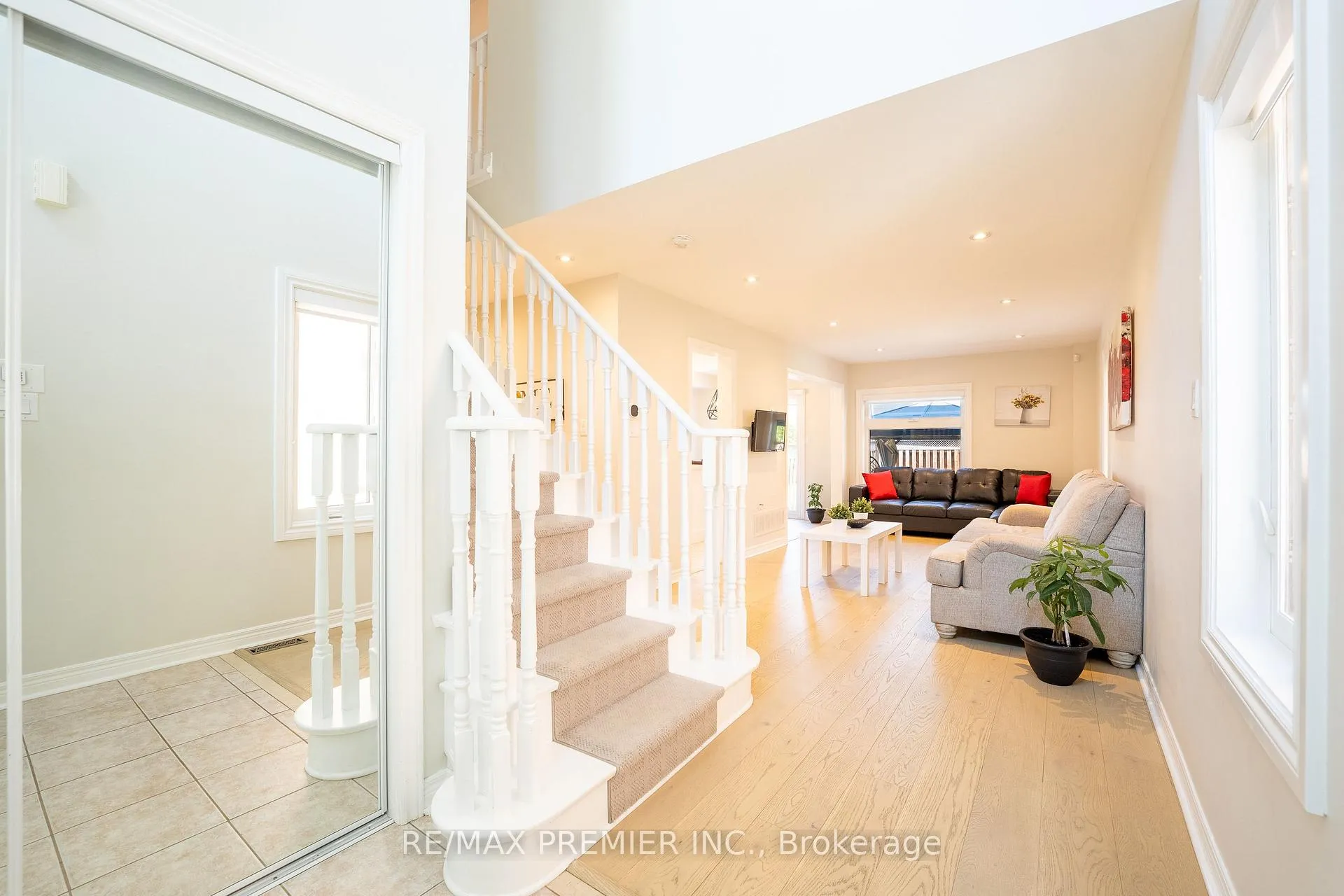 Photo 4 of 22 Laura Sabrina Drive, Vaughan, Sonoma Heights — HOMEH