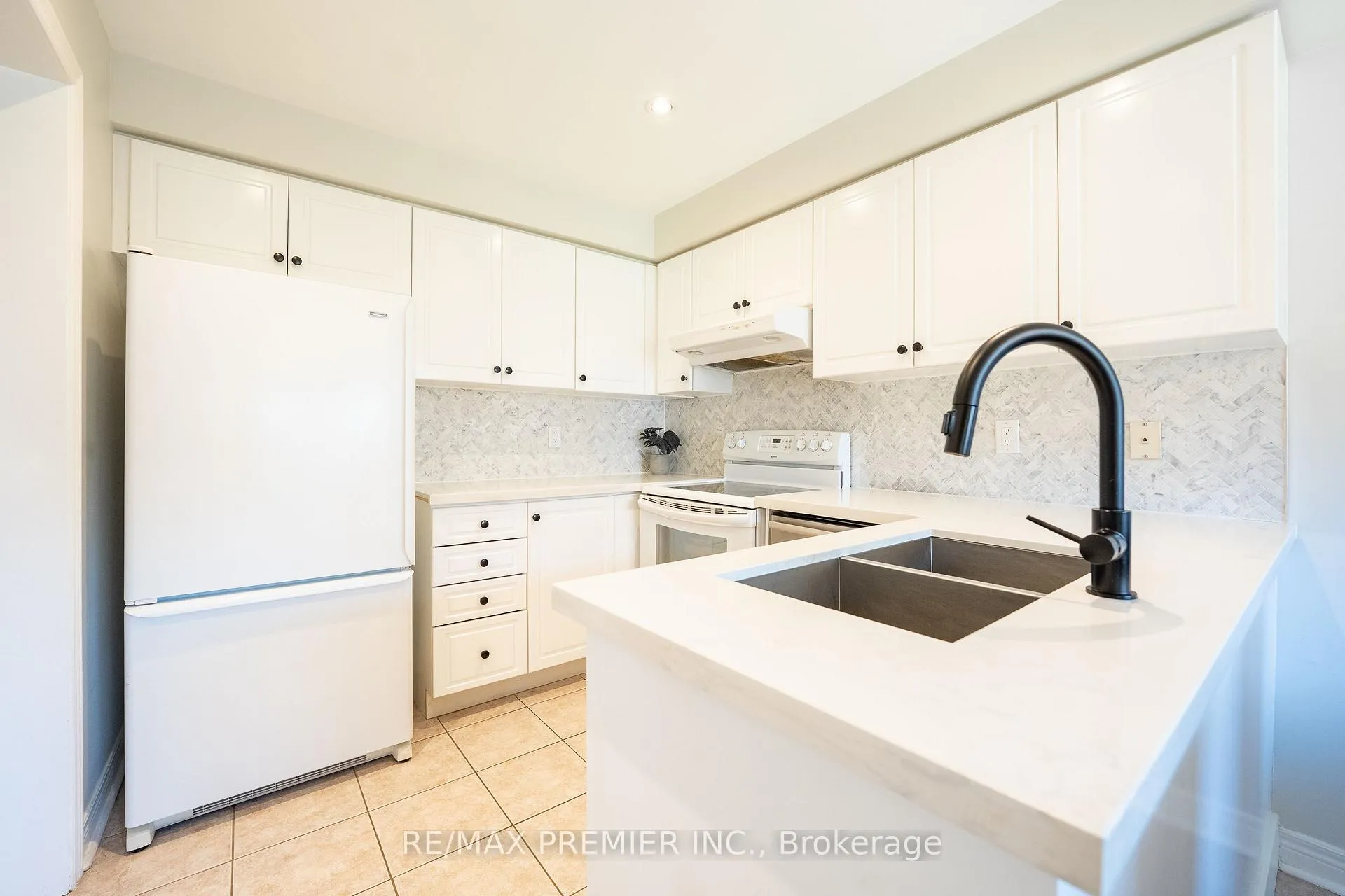 Photo 12 of 22 Laura Sabrina Drive, Vaughan, Sonoma Heights — HOMEH
