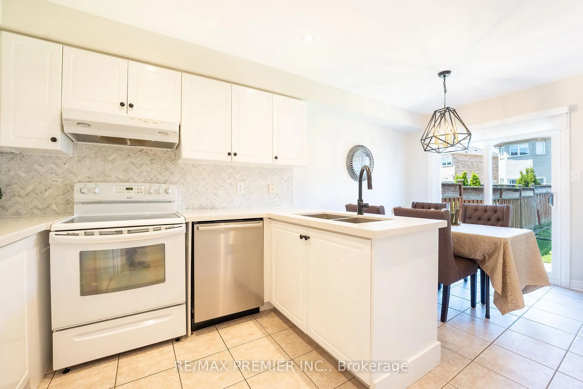 Photo 13 of 22 Laura Sabrina Drive, Vaughan, Sonoma Heights — HOMEH