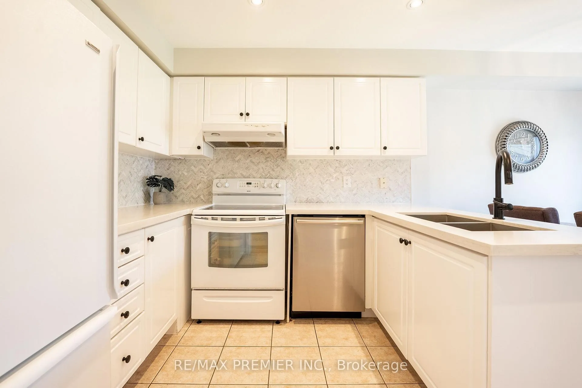 Photo 14 of 22 Laura Sabrina Drive, Vaughan, Sonoma Heights — HOMEH