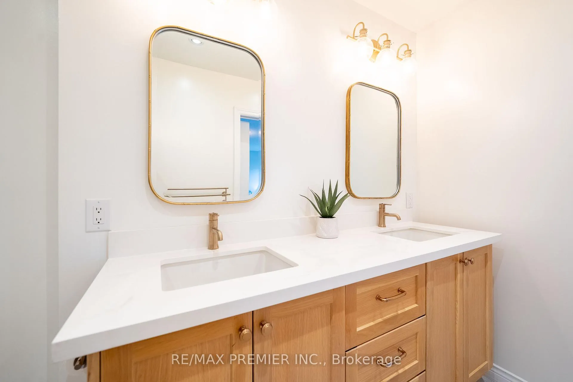 Photo 18 of 22 Laura Sabrina Drive, Vaughan, Sonoma Heights — HOMEH