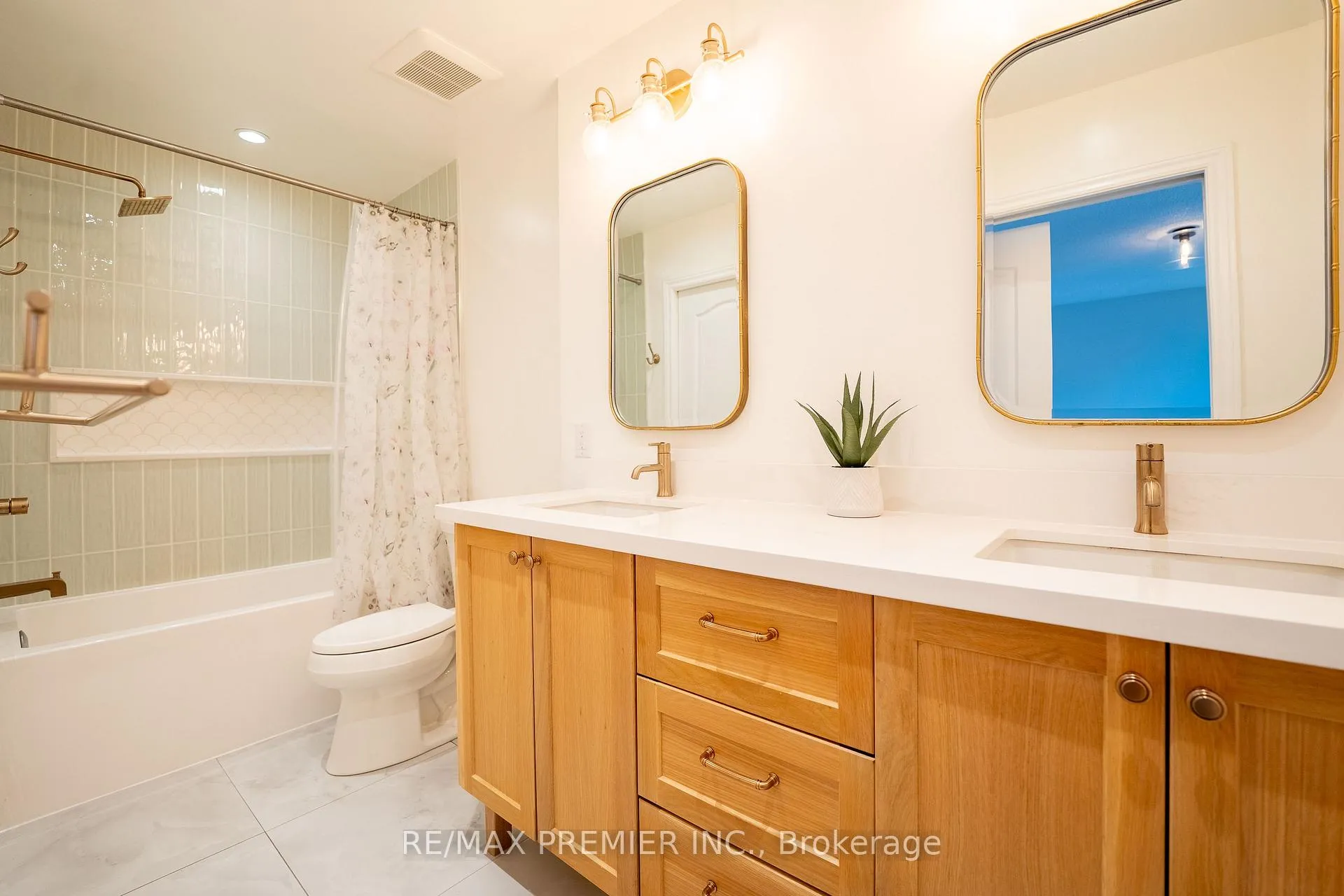Photo 19 of 22 Laura Sabrina Drive, Vaughan, Sonoma Heights — HOMEH