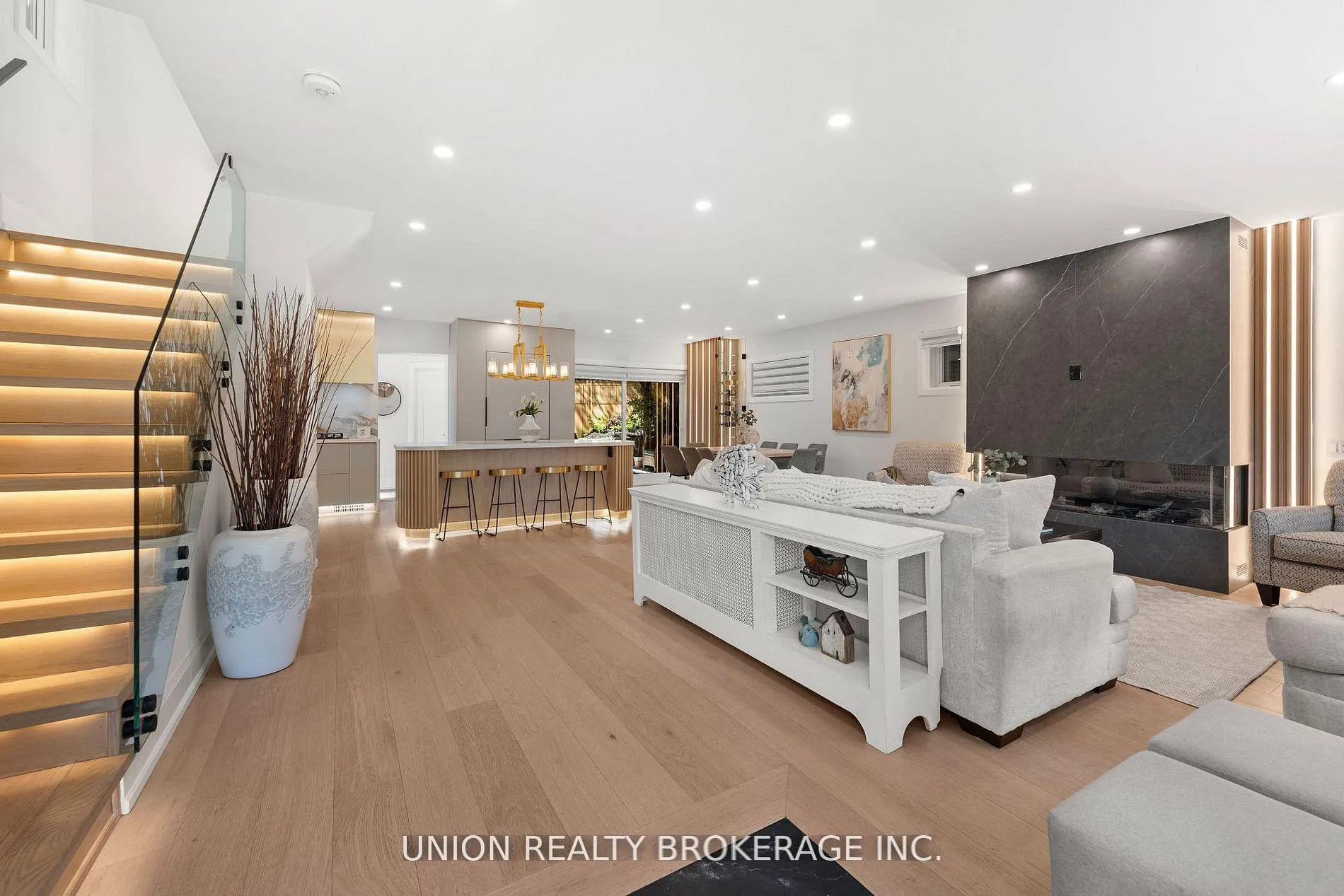 Photo 4 of 50 Beaufort Road, Toronto, The Beaches — HOMEH