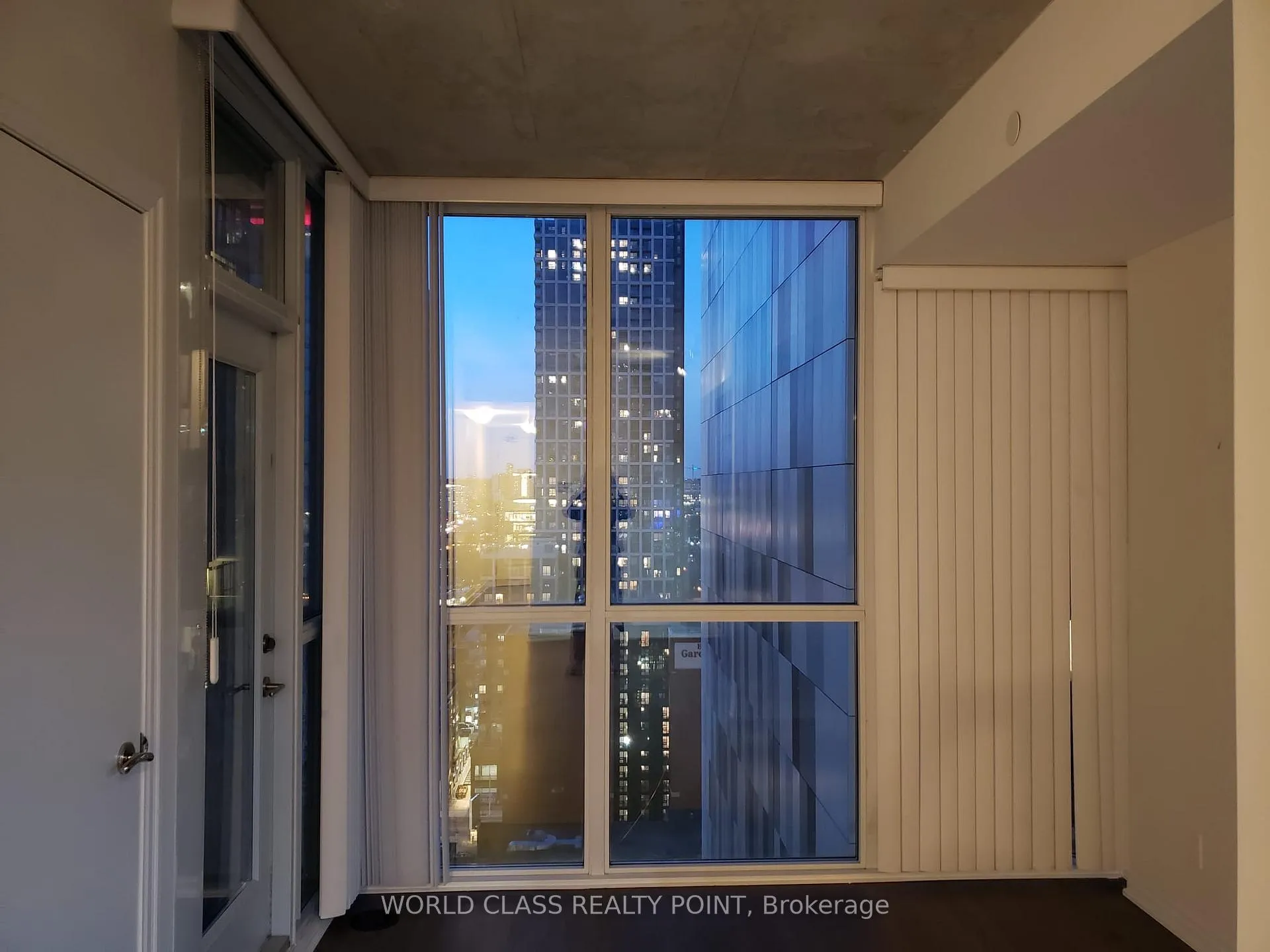 Photo 4 of Unit 2411, 88 Blue Jays Way, Toronto, Waterfront Communities — HOMEH