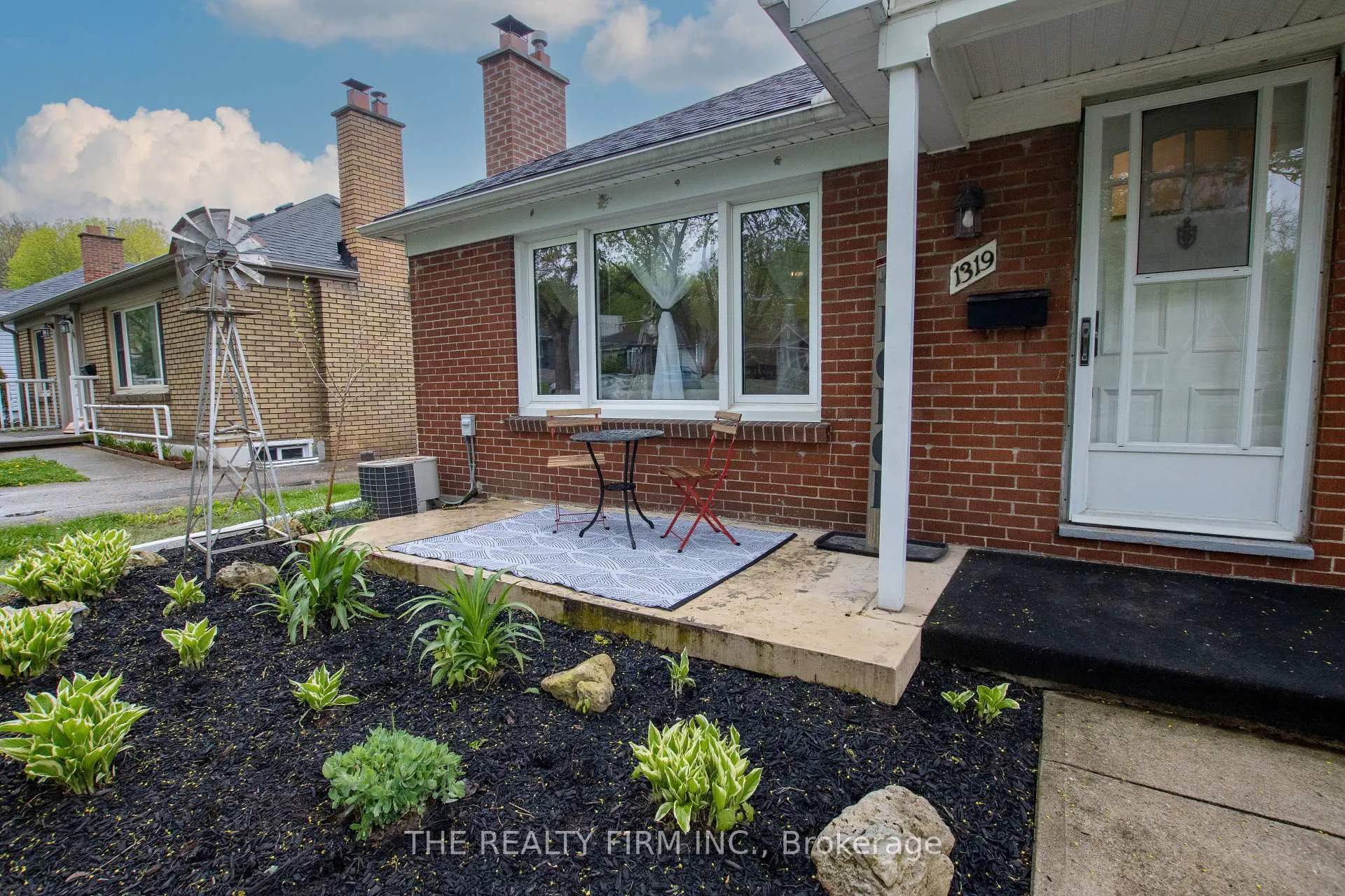 Photo 4 of 1319 Wilton Avenue, London, East N — HOMEH