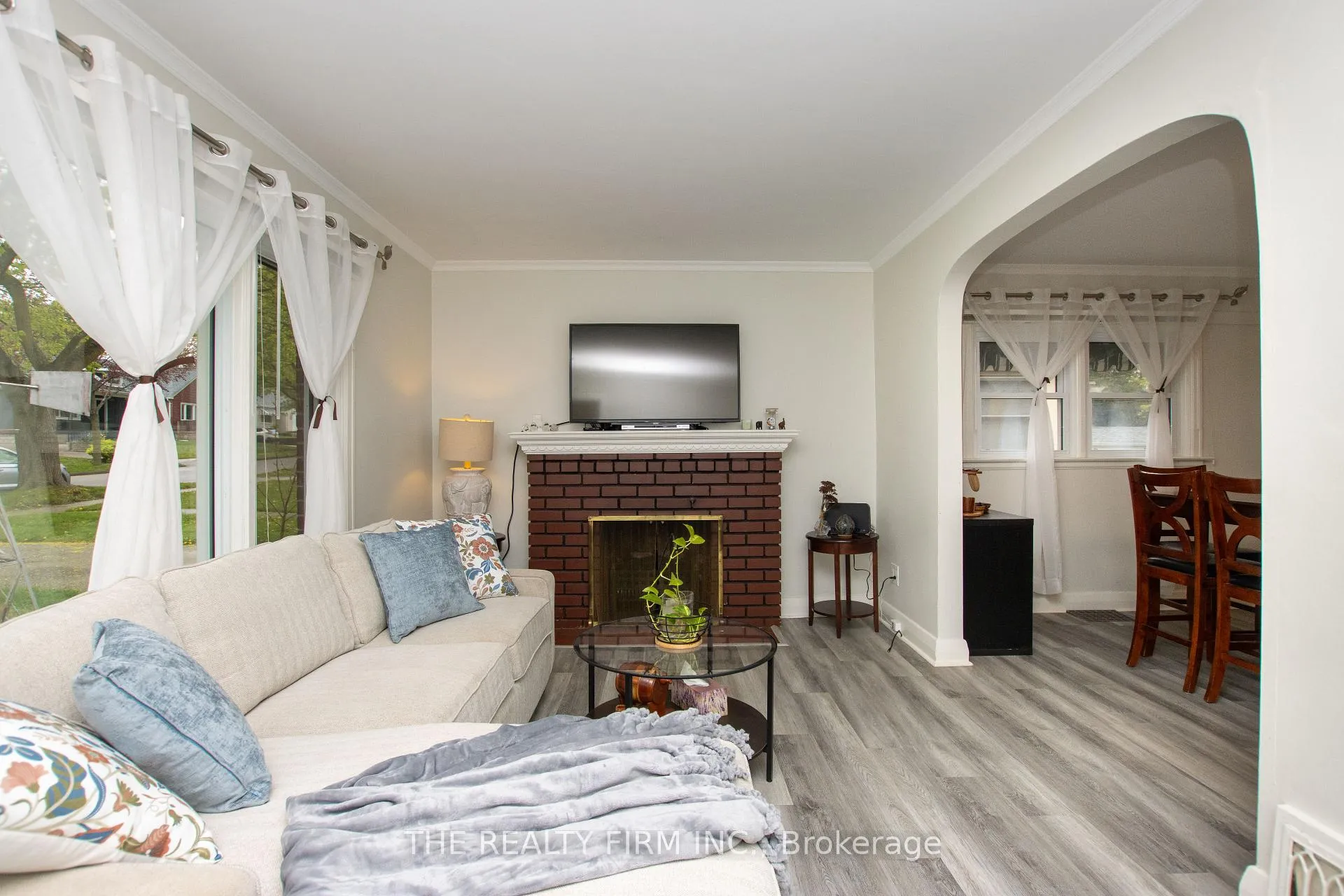 Photo 5 of 1319 Wilton Avenue, London, East N — HOMEH