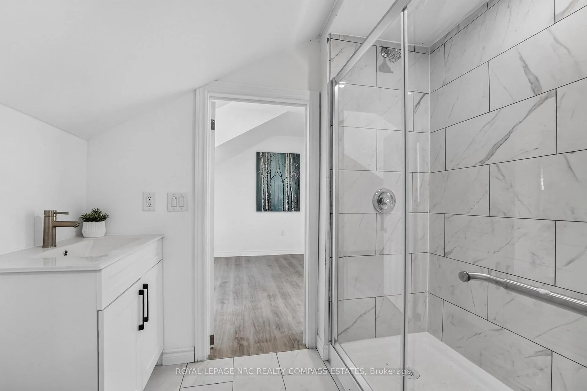 Photo 6 of 670A Niagara Street, St. Catharines, Bunting/Linwell — HOMEH