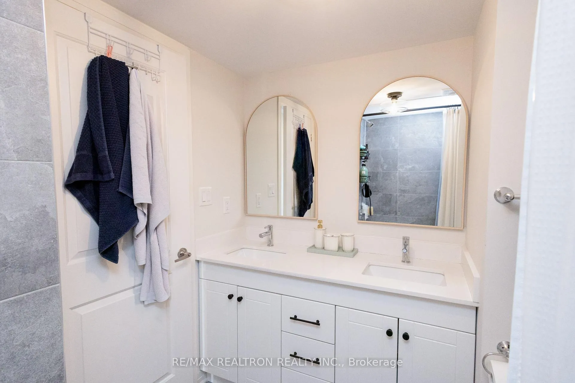 Photo 4 of 1623 Pleasure Valley Path N, Oshawa, Samac — HOMEH