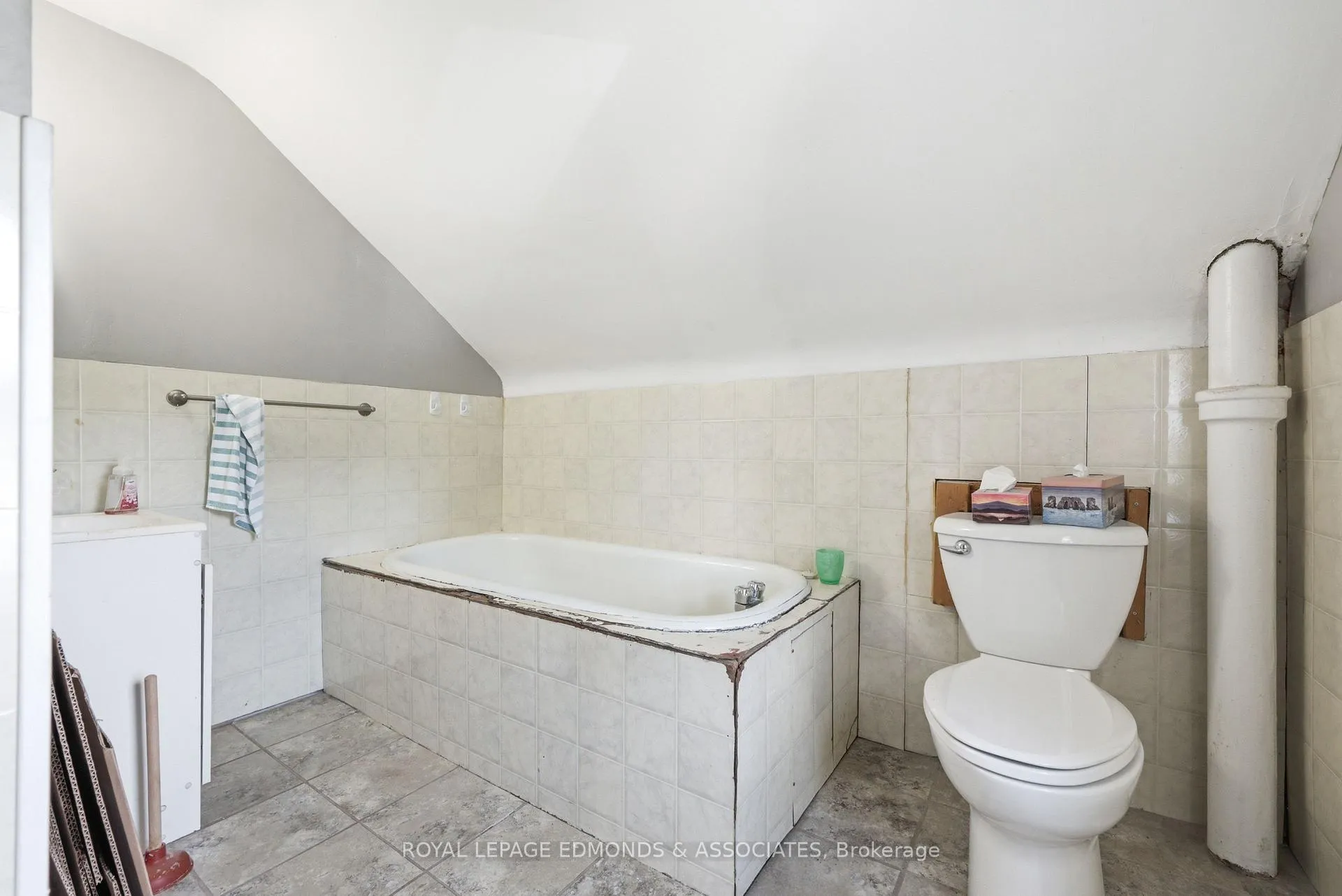 Photo 41 of 235 Munro Street, Pembroke, Pembroke — HOMEH