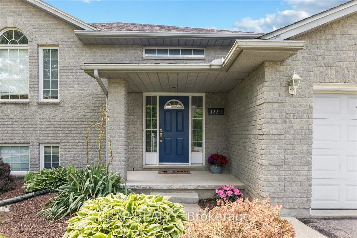 Photo 4 of 122 1/2 Railway Avenue, Middlesex Centre, Komoka — HOMEH