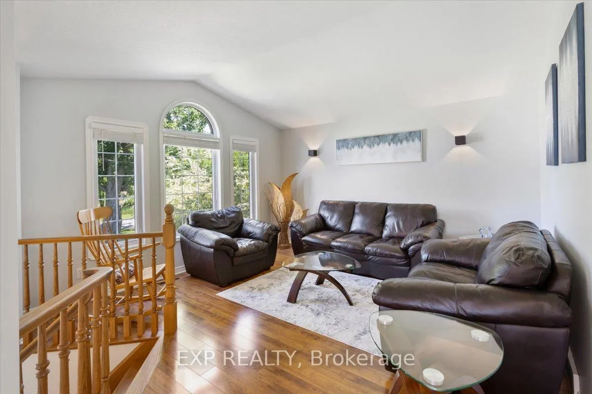 Photo 7 of 122 1/2 Railway Avenue, Middlesex Centre, Komoka — HOMEH