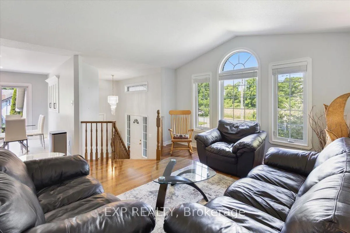 Photo 8 of 122 1/2 Railway Avenue, Middlesex Centre, Komoka — HOMEH
