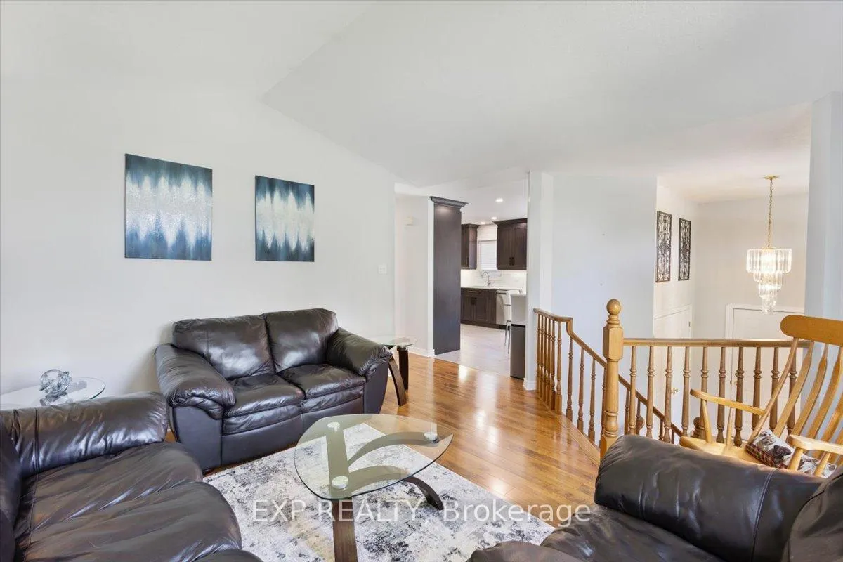 Photo 9 of 122 1/2 Railway Avenue, Middlesex Centre, Komoka — HOMEH