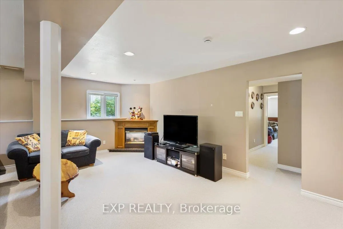 Photo 30 of 122 1/2 Railway Avenue, Middlesex Centre, Komoka — HOMEH