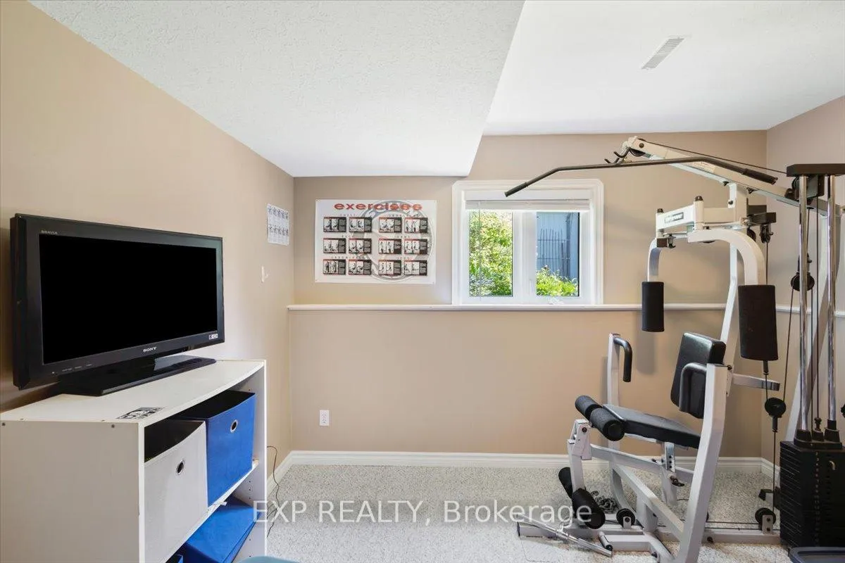Photo 31 of 122 1/2 Railway Avenue, Middlesex Centre, Komoka — HOMEH