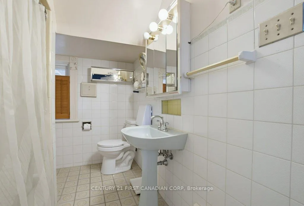 Photo 18 of 243 Tecumseh Avenue E, London, South F — HOMEH