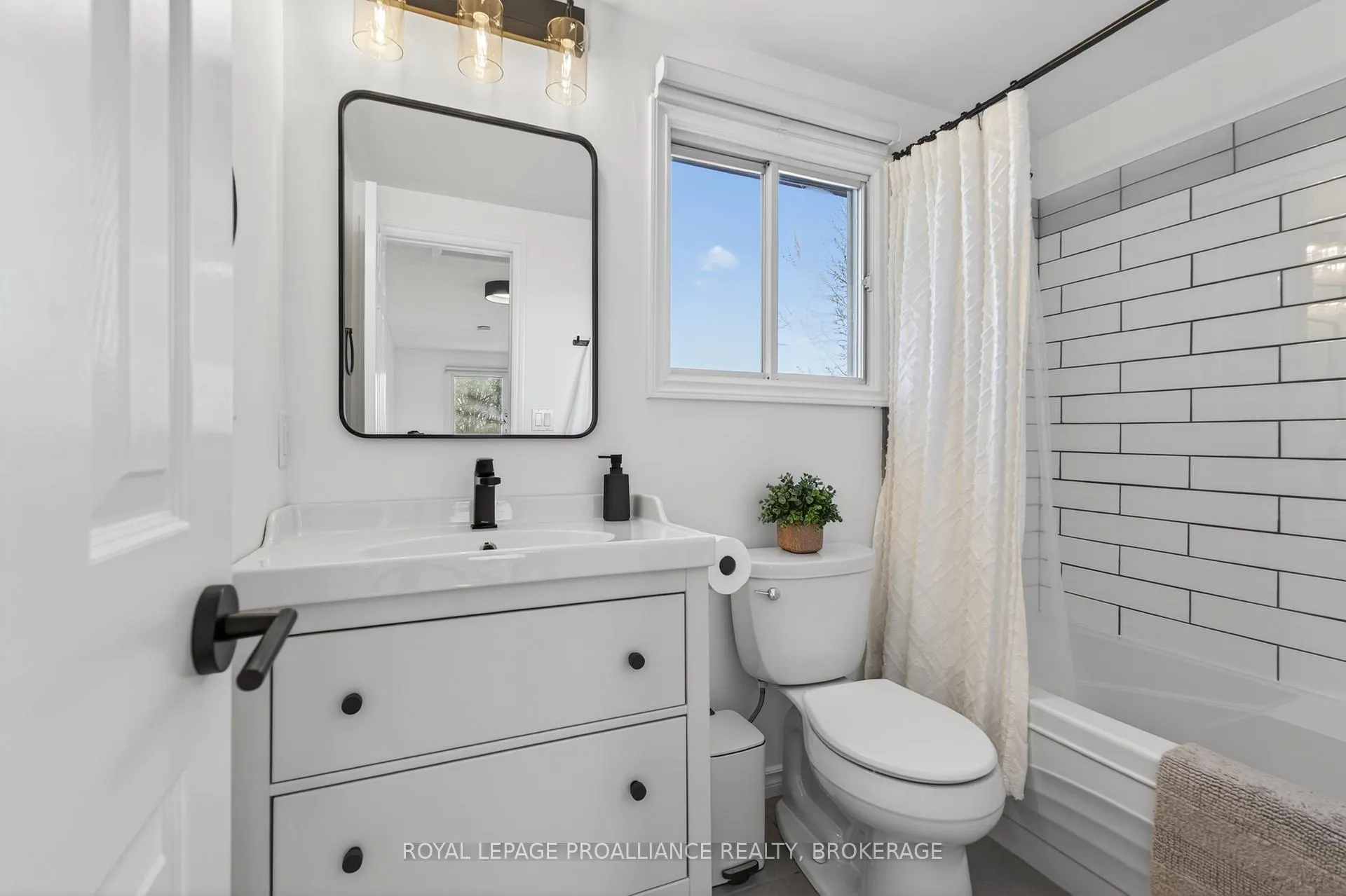 Photo 25 of 41 Chartwell Crescent, Kingston, Kingston East (Incl Barret Crt) — HOMEH