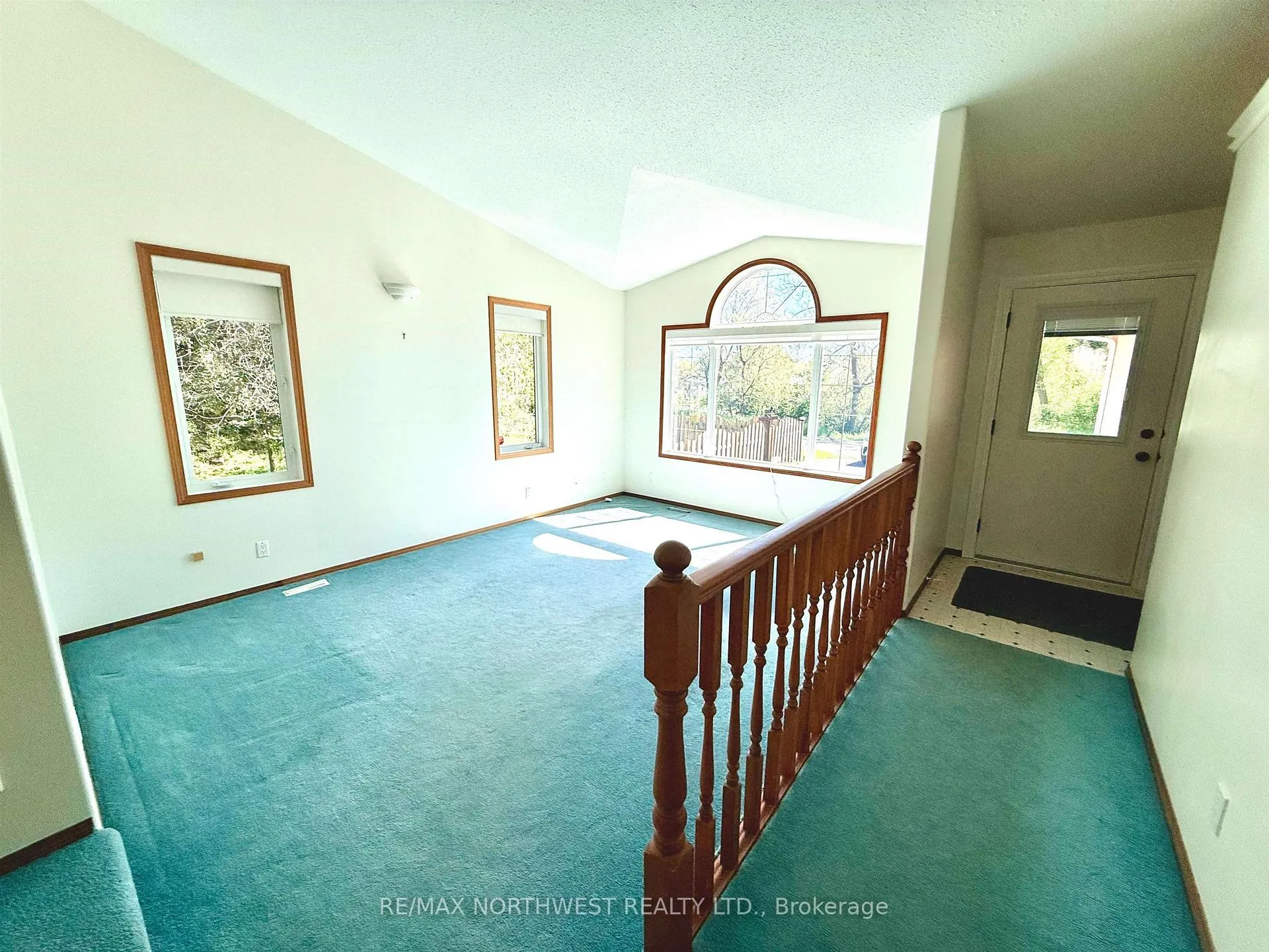 Photo 3 of 404 Main Street, Kenora, Keewatin — HOMEH