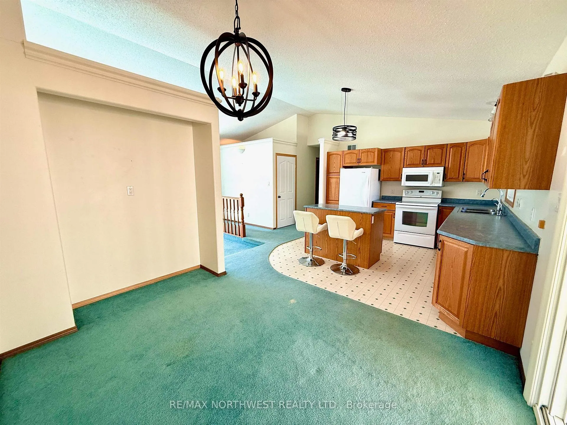 Photo 4 of 404 Main Street, Kenora, Keewatin — HOMEH