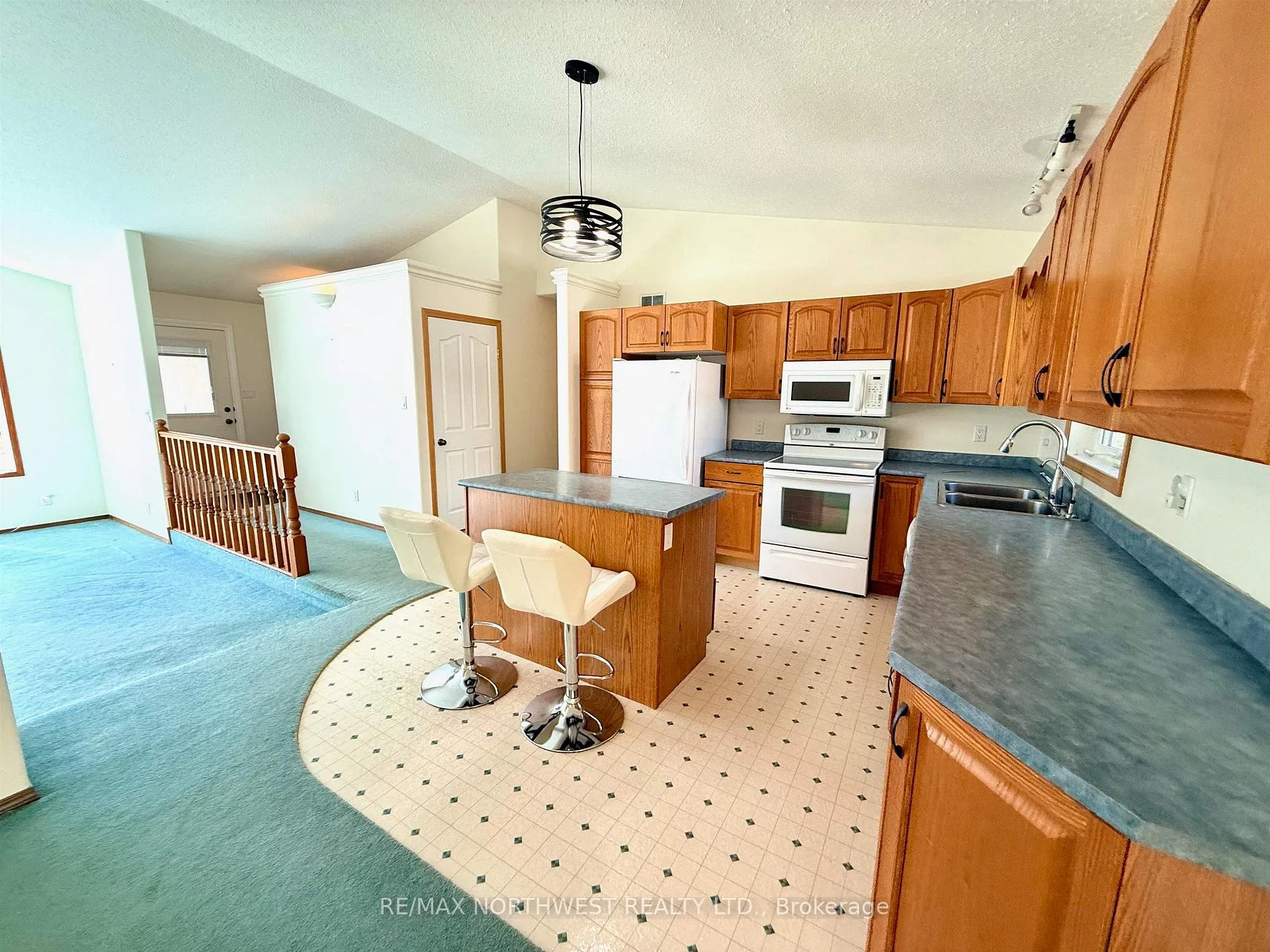 Photo 8 of 404 Main Street, Kenora, Keewatin — HOMEH
