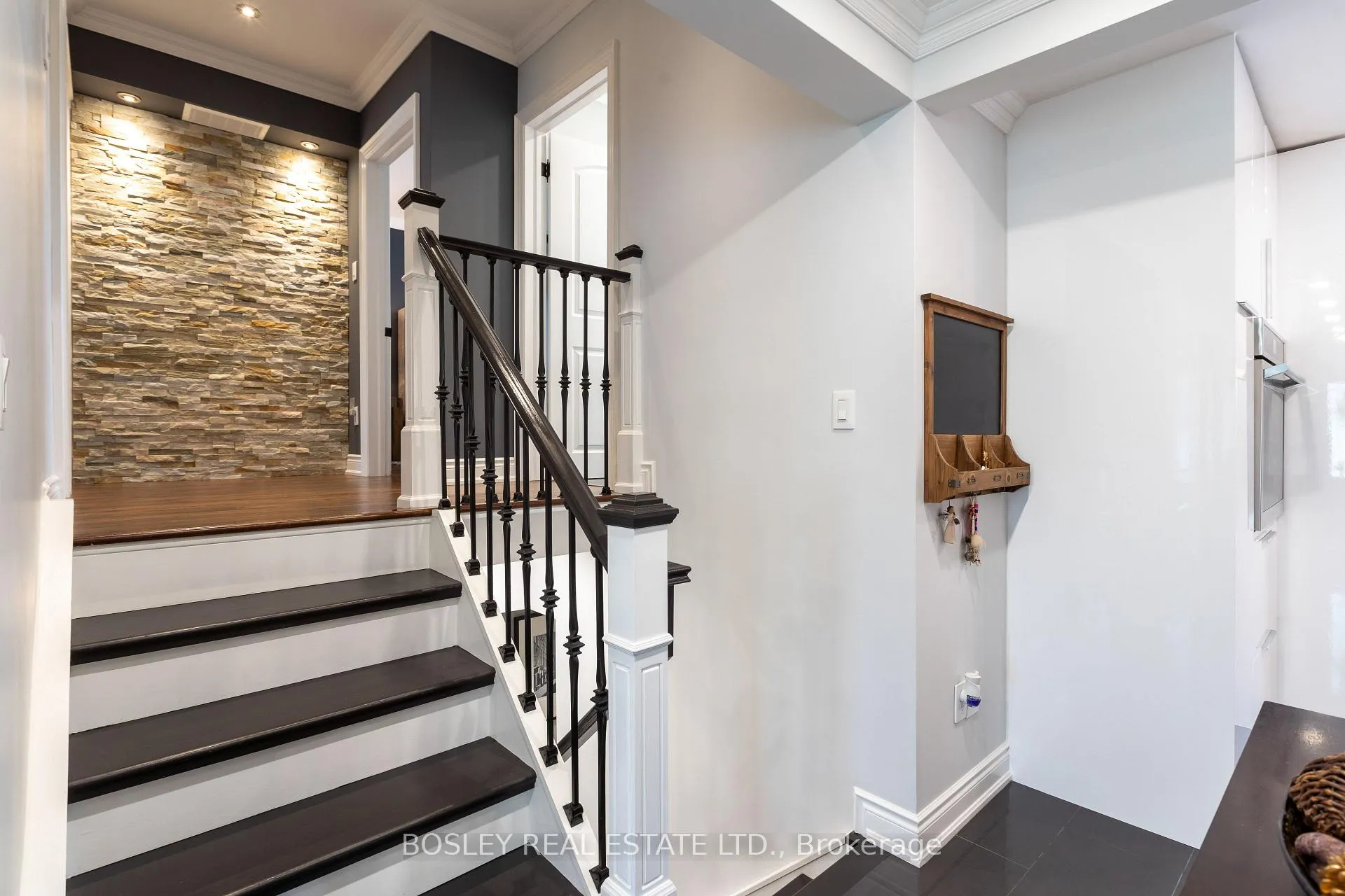 Photo 17 of 15 Wareside Road, Etobicoke, Etobicoke West Mall — HOMEH