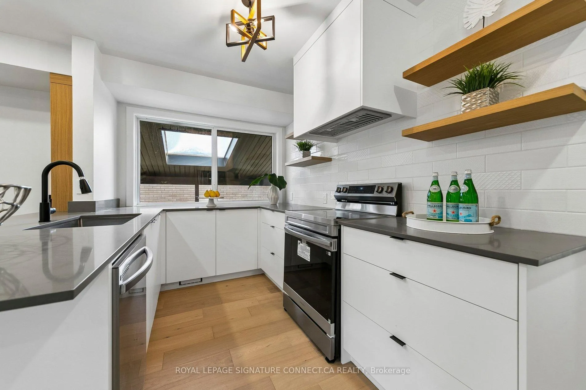 Photo 5 of 15 Colonial Court, Hamilton, Corman — HOMEH