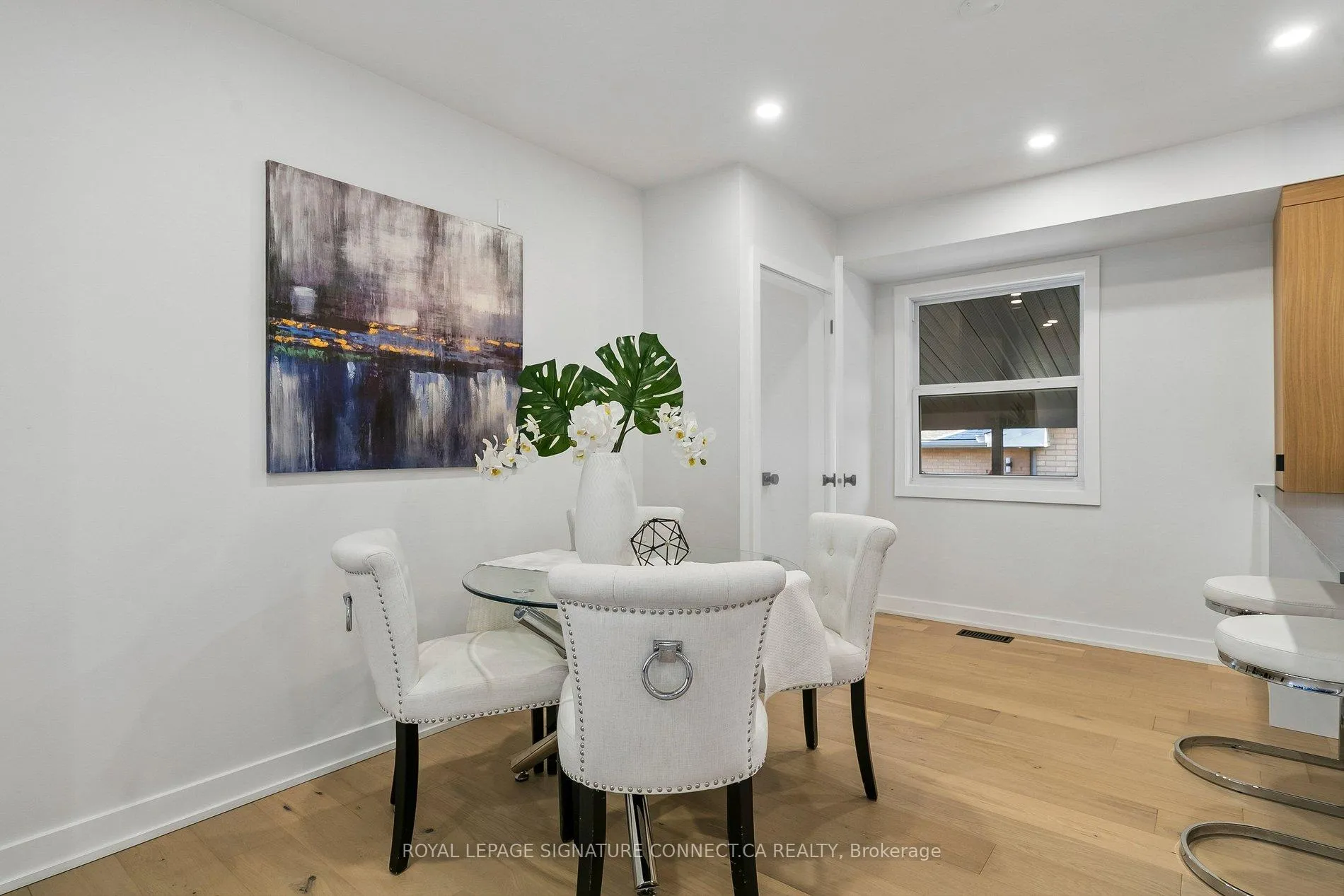 Photo 8 of 15 Colonial Court, Hamilton, Corman — HOMEH