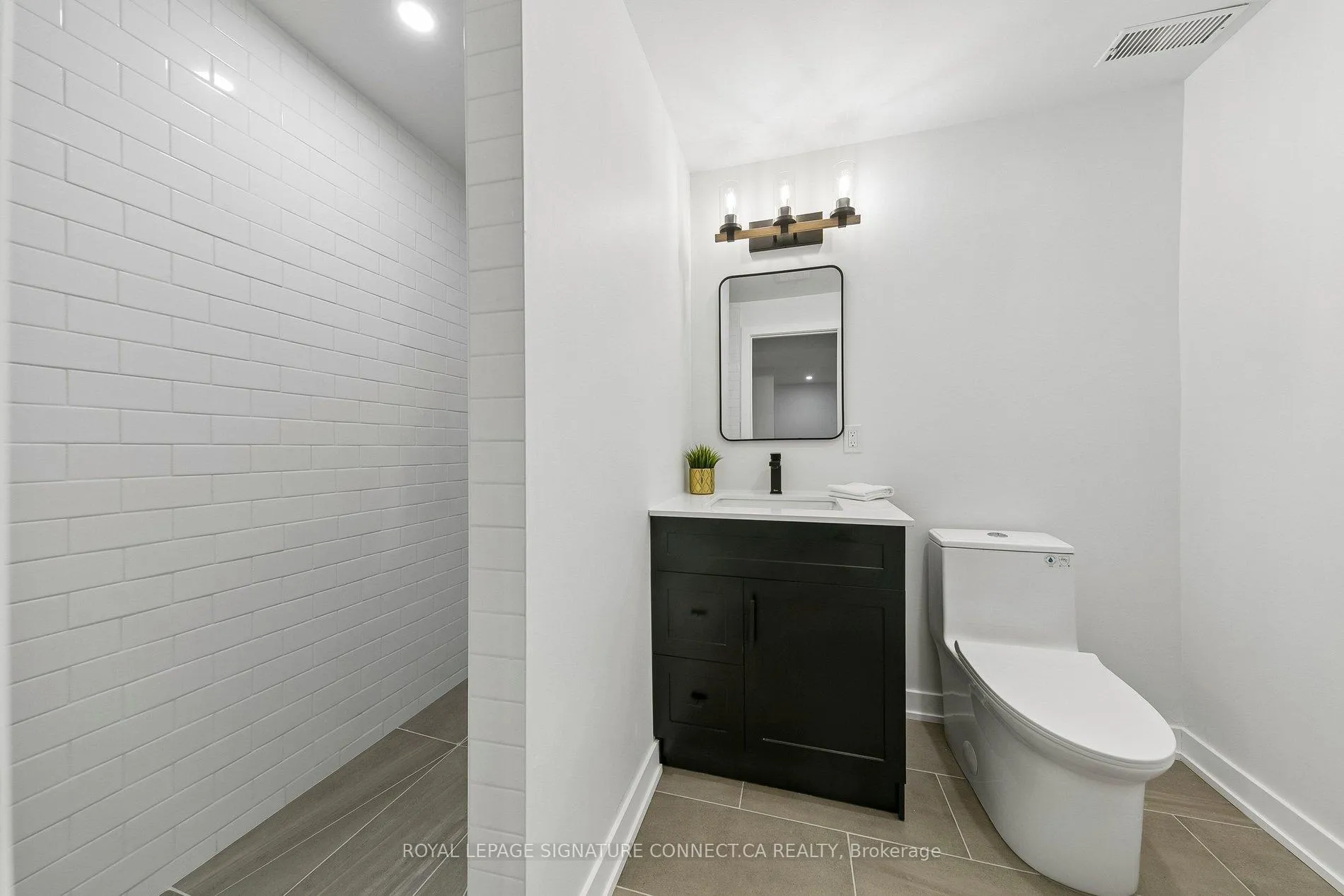 Photo 16 of 15 Colonial Court, Hamilton, Corman — HOMEH