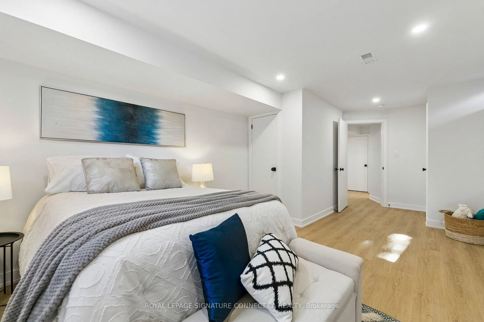 Photo 17 of 15 Colonial Court, Hamilton, Corman — HOMEH