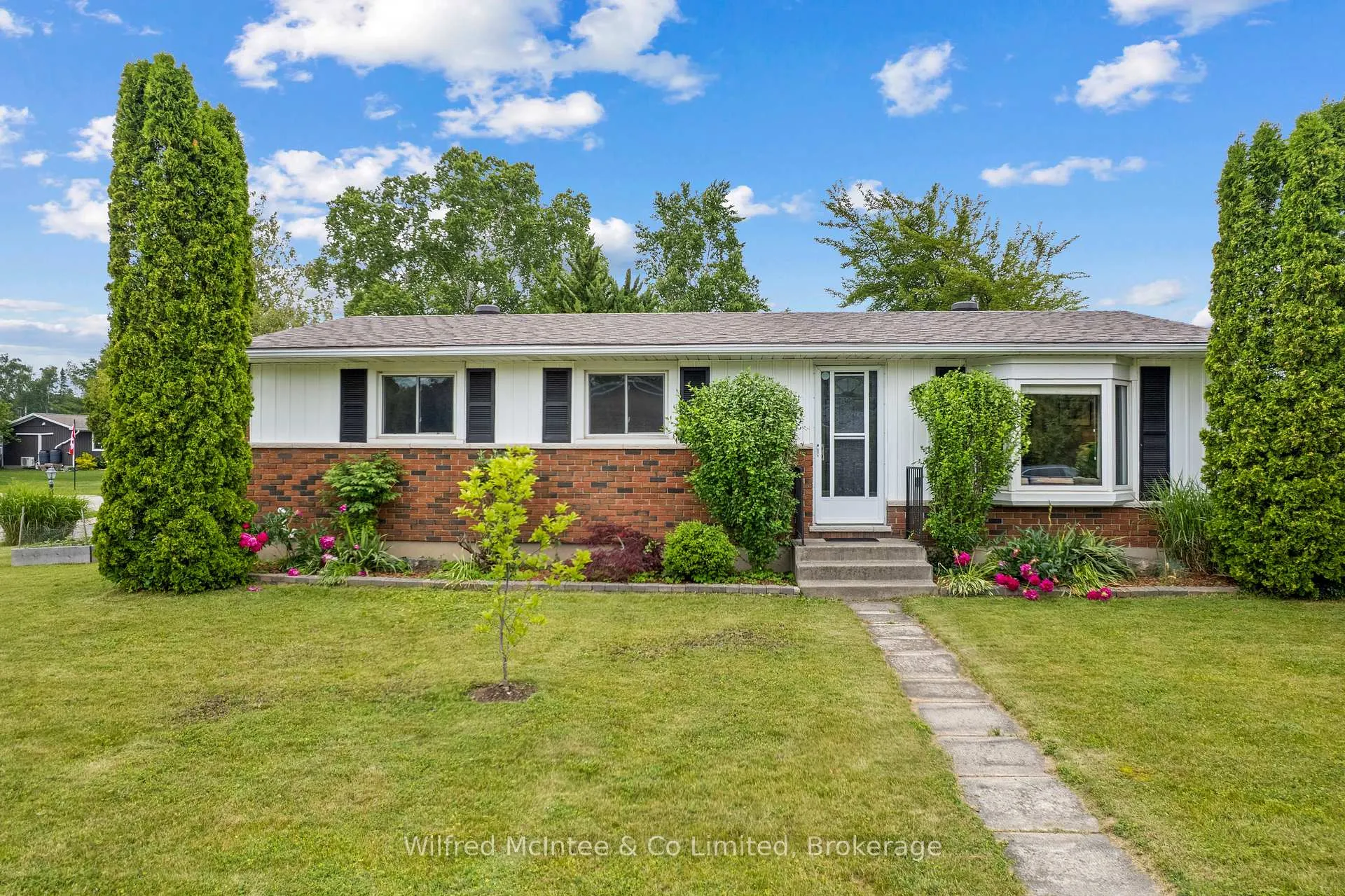 Photo 2 of 39 Inverlyn Crescent N, Kincardine — HOMEH