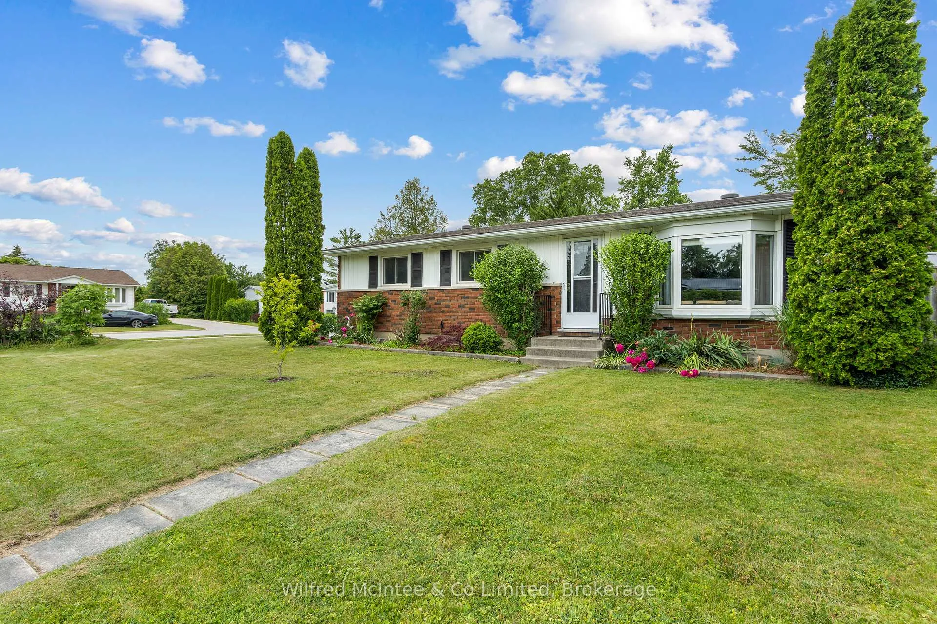 Photo 10 of 39 Inverlyn Crescent N, Kincardine — HOMEH