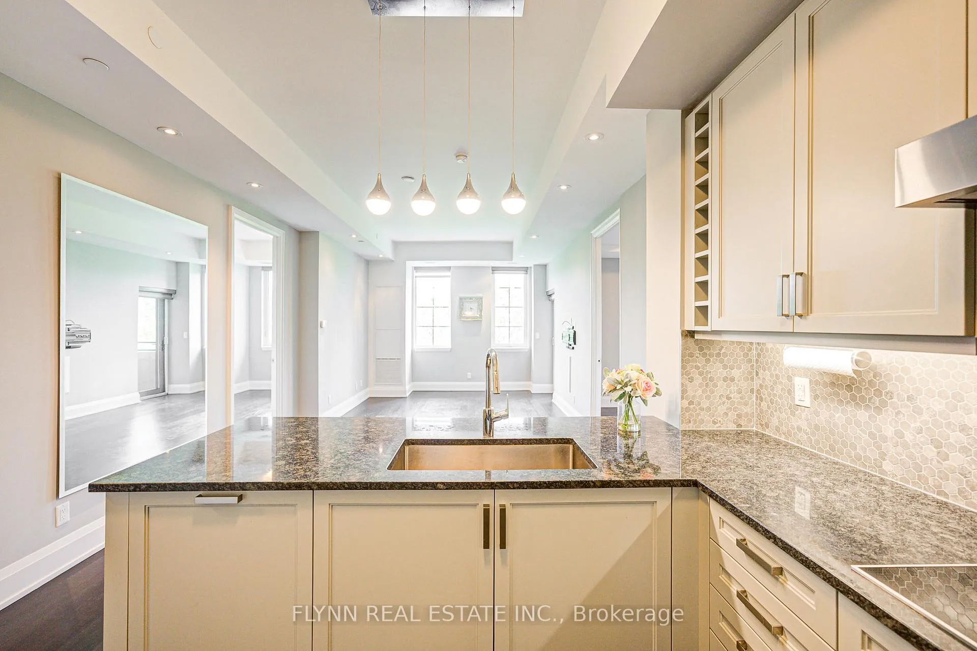 Photo 4 of Unit 324, 20 Fred Varley Drive, Markham, Unionville — HOMEH