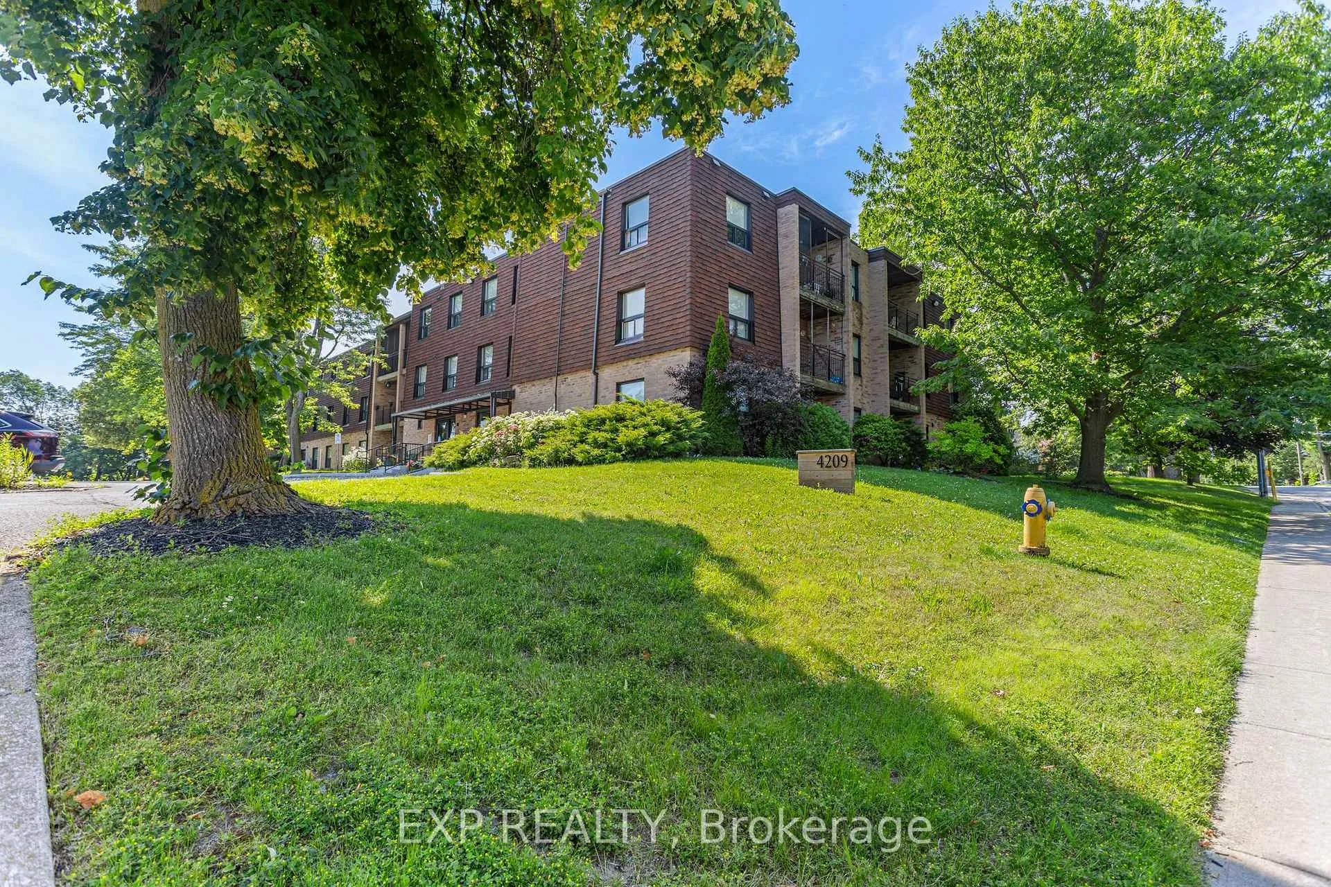 Front of Unit 211, 4209 Hixon Street