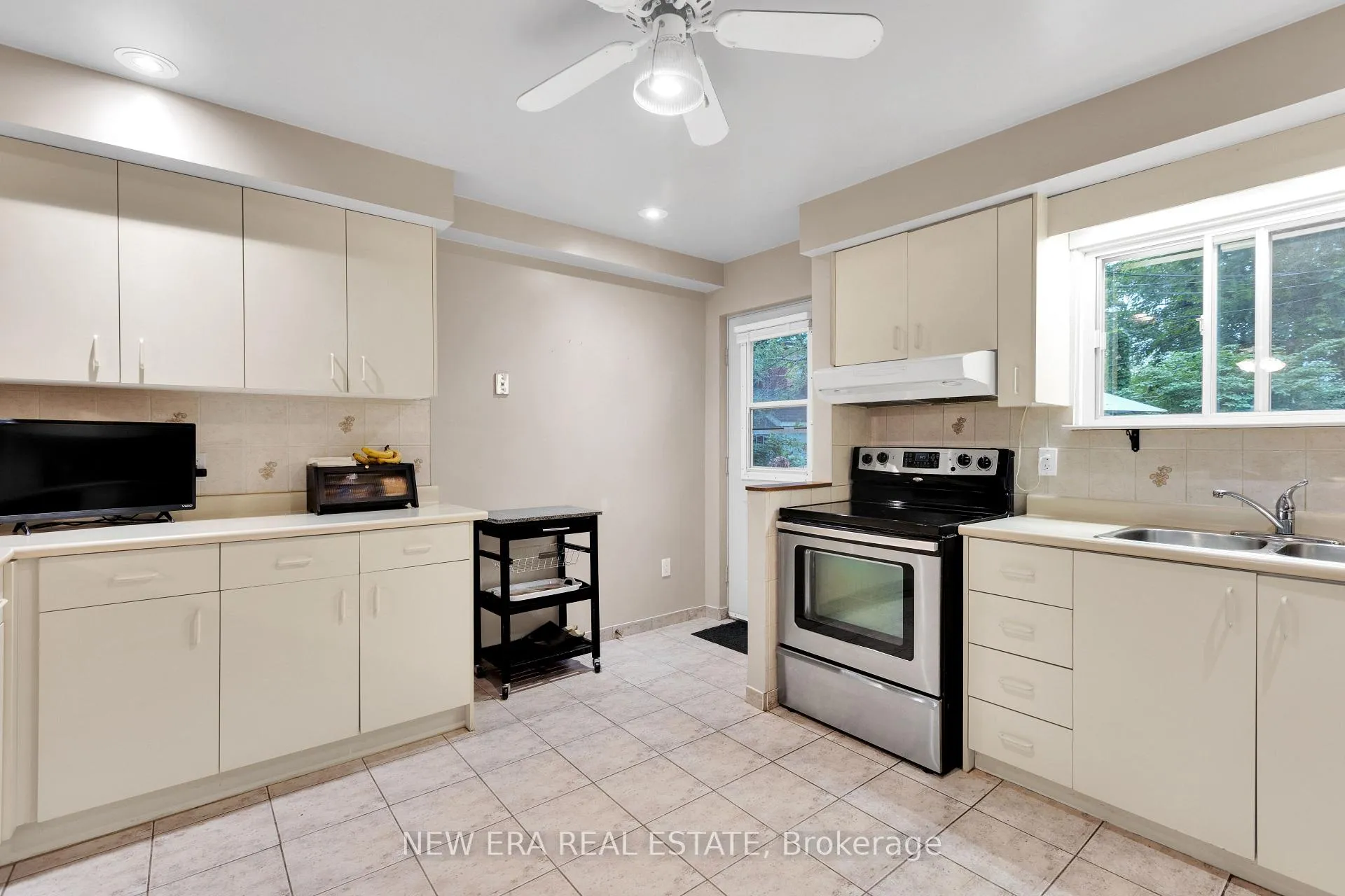 Photo 10 of 8 Page Avenue, Toronto, Runnymede-Bloor West Village — HOMEH