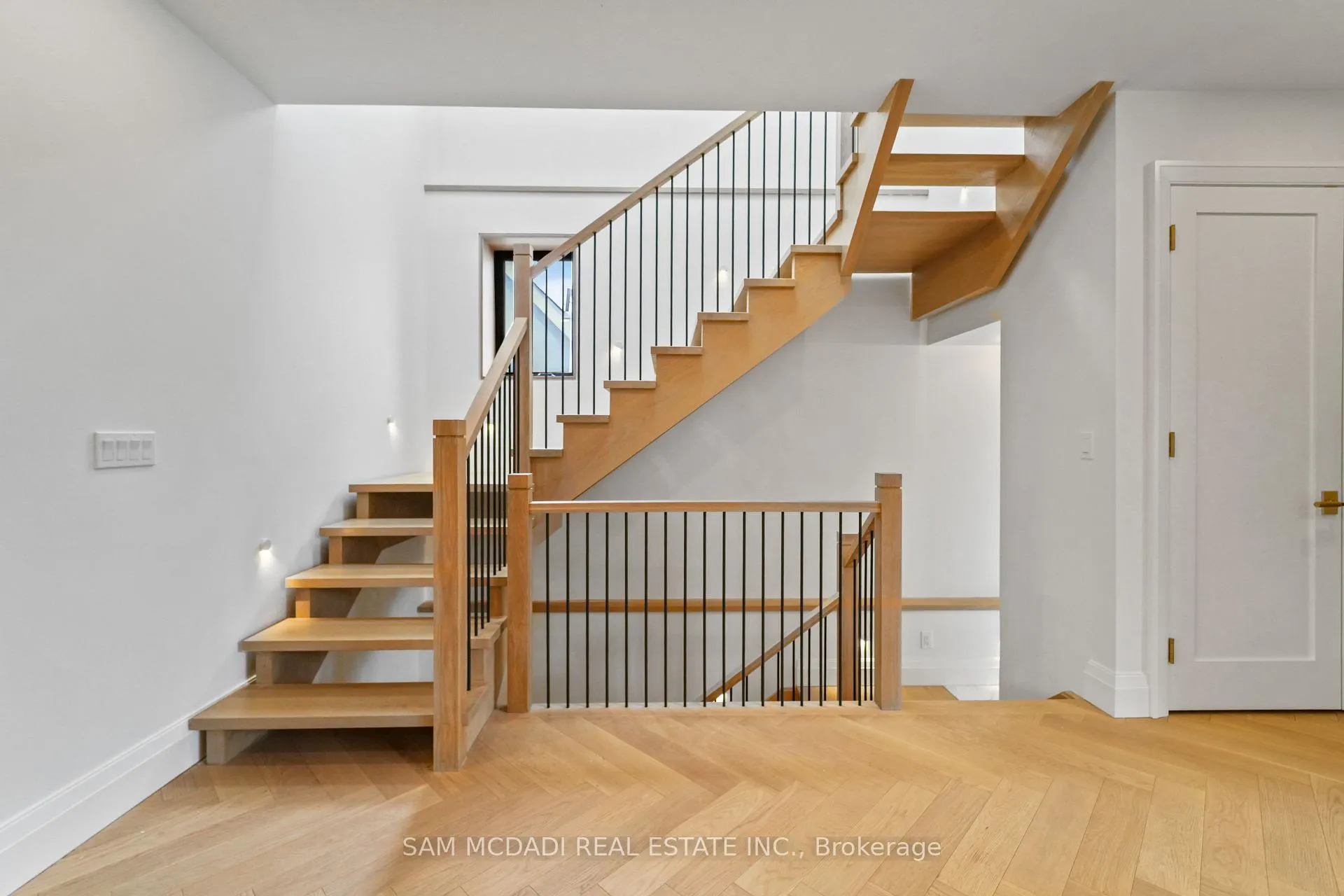 Photo 16 of 130 Lake Promenade, Etobicoke, Long Branch — HOMEH