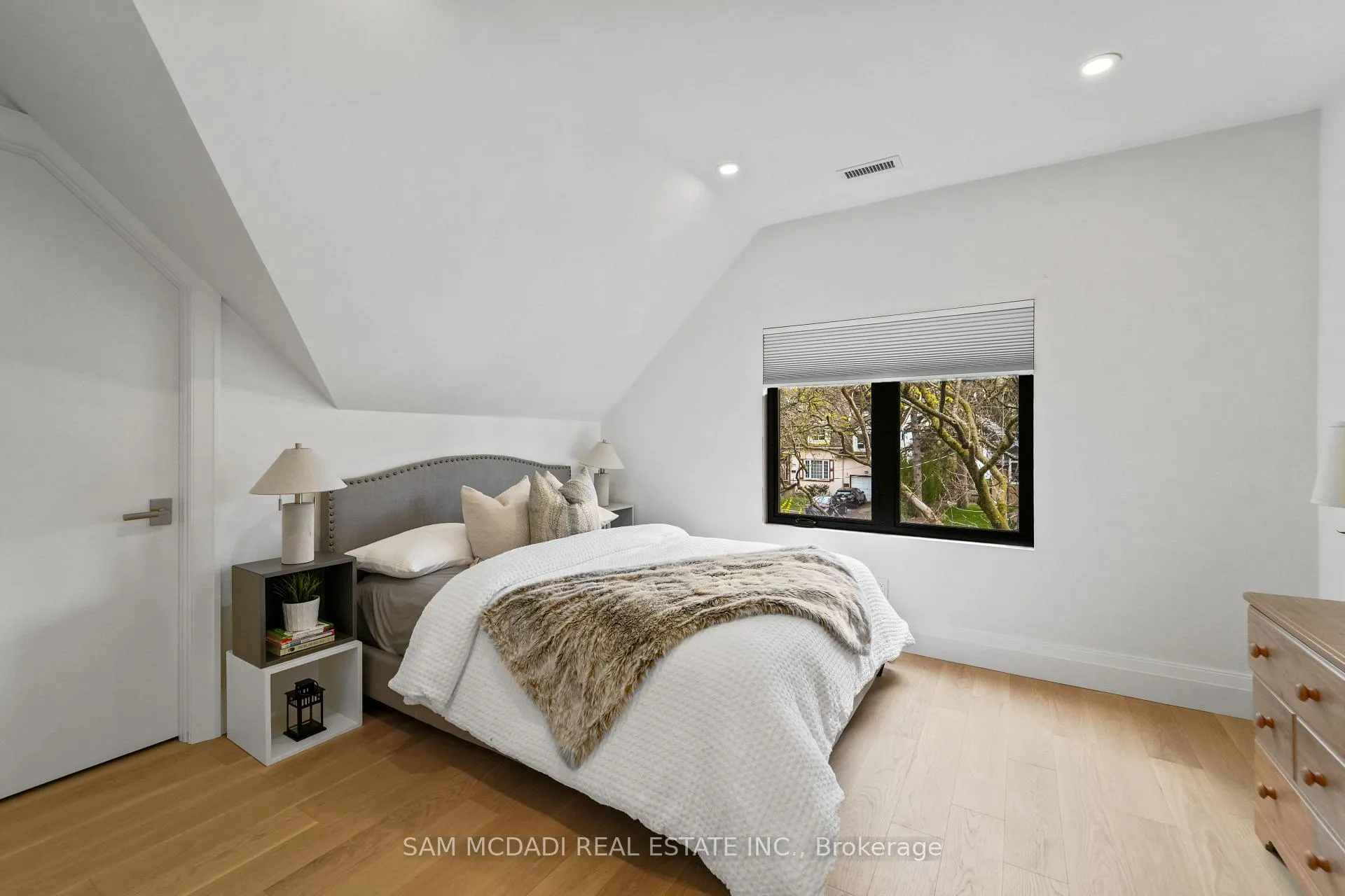 Photo 27 of 130 Lake Promenade, Etobicoke, Long Branch — HOMEH