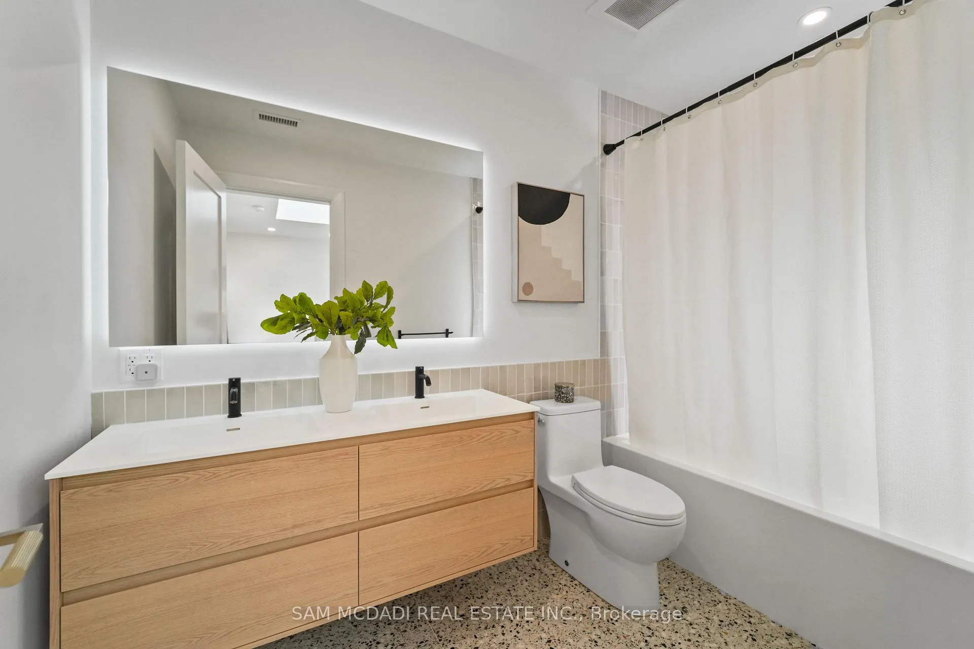 Photo 28 of 130 Lake Promenade, Etobicoke, Long Branch — HOMEH