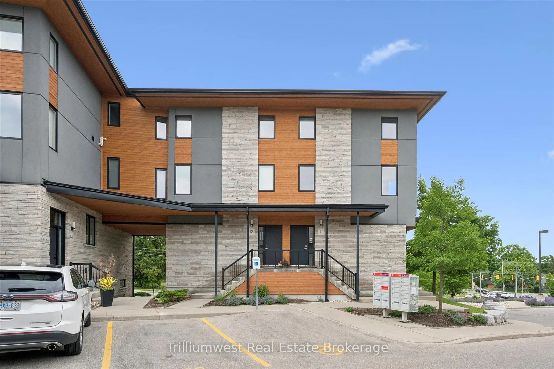 Photo 2 of Unit 9, 32 Arkell Road, Guelph, Kortright East — HOMEH