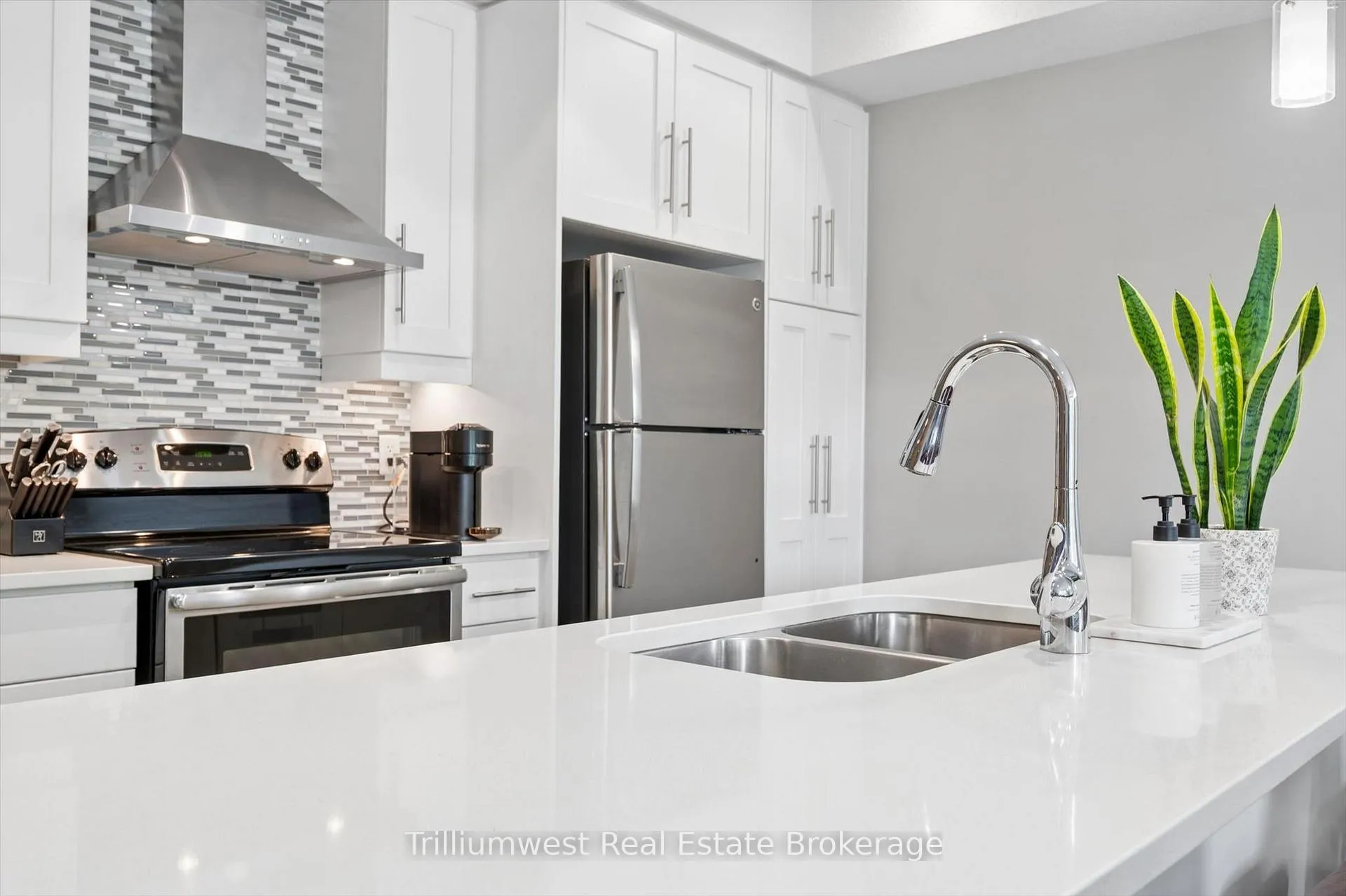 Photo 5 of Unit 9, 32 Arkell Road, Guelph, Kortright East — HOMEH