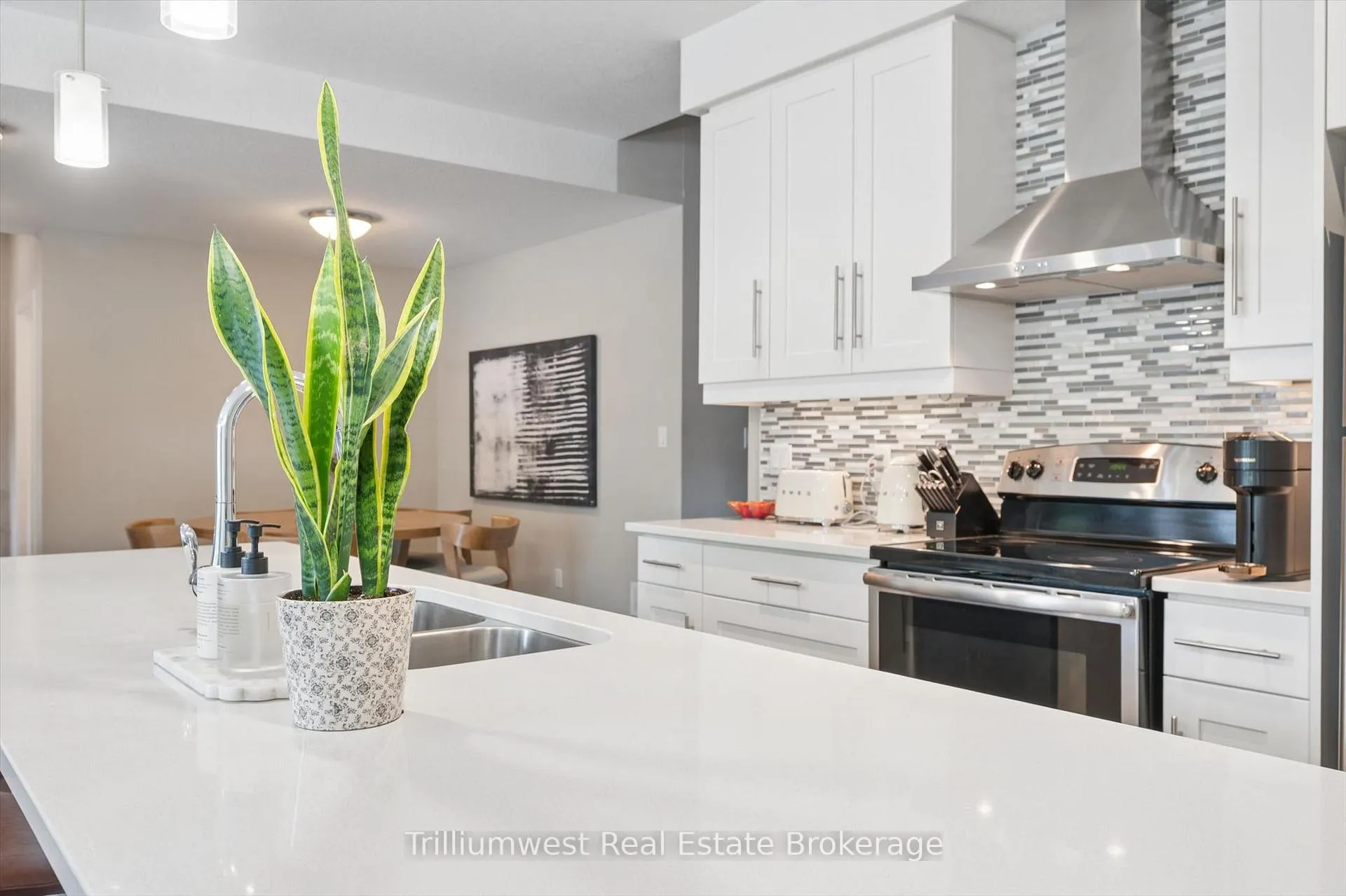 Photo 8 of Unit 9, 32 Arkell Road, Guelph, Kortright East — HOMEH