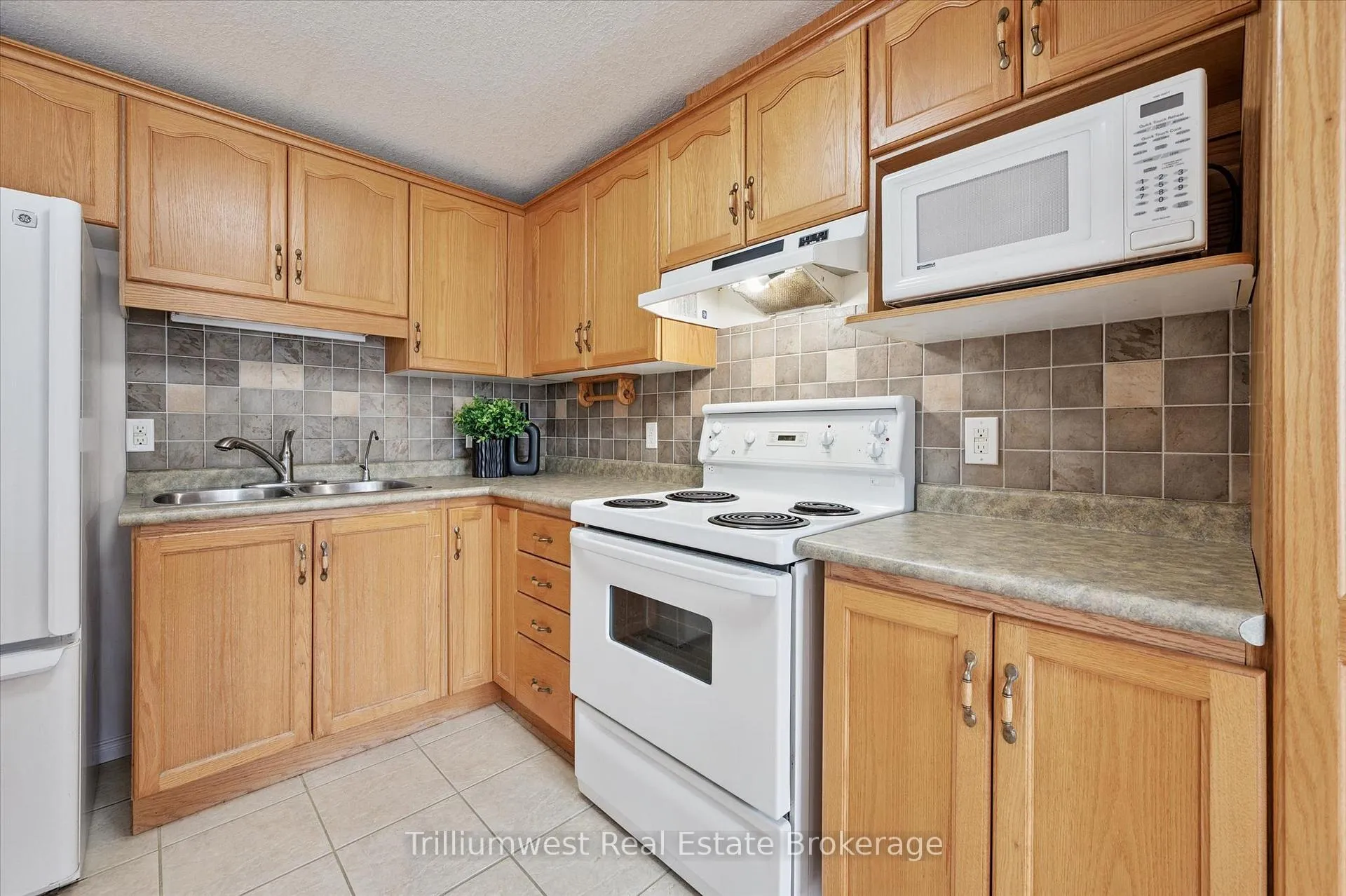 Photo 8 of 157 Stephanie Drive, Guelph, Willow West/Sugarbush/West Acres — HOMEH