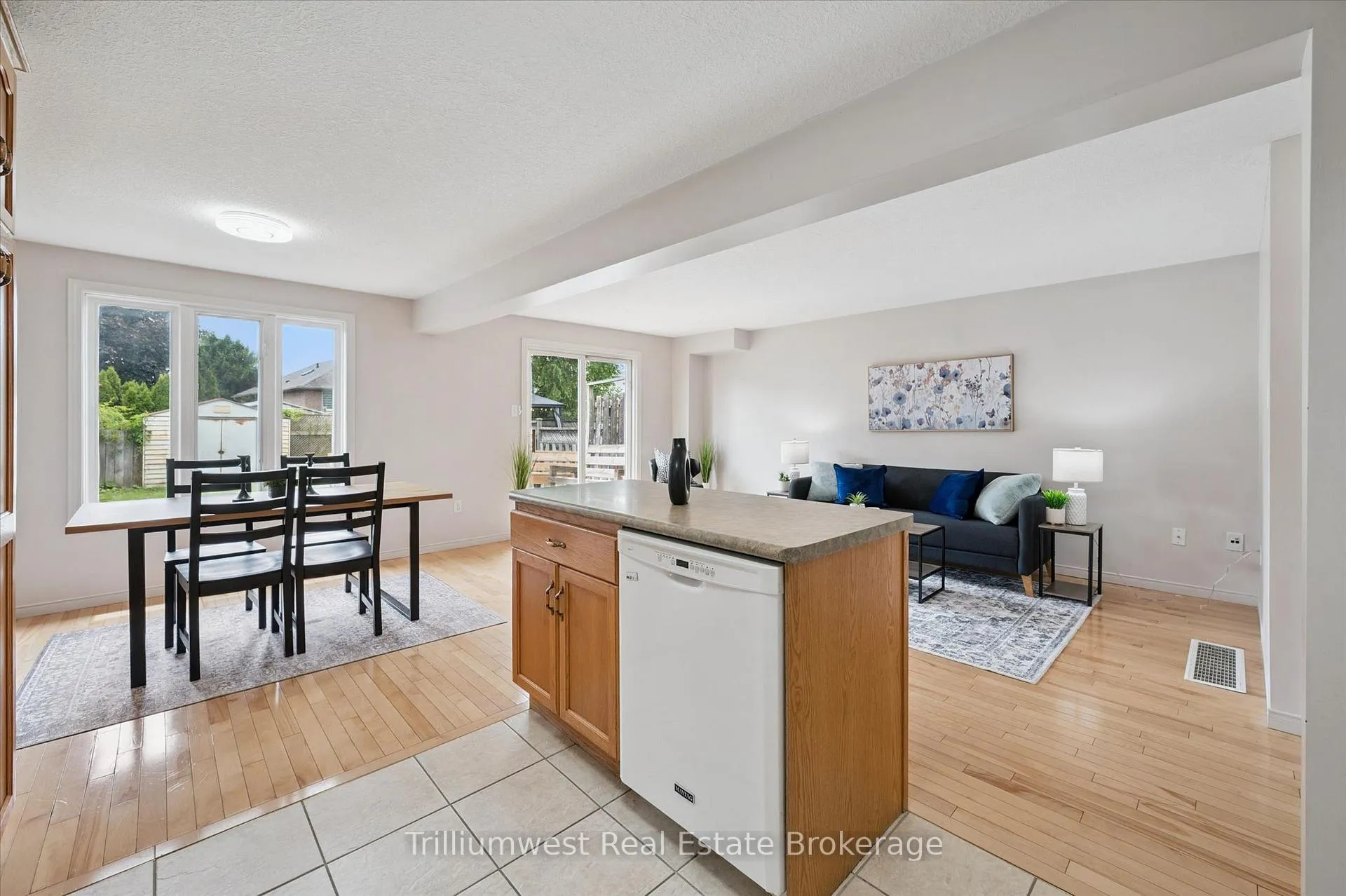 Photo 10 of 157 Stephanie Drive, Guelph, Willow West/Sugarbush/West Acres — HOMEH