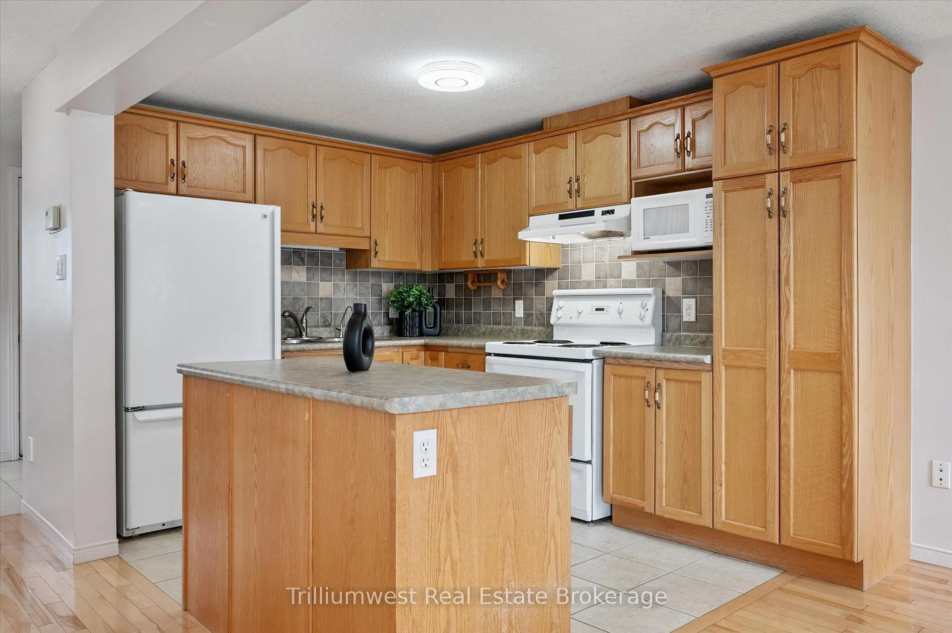 Photo 15 of 157 Stephanie Drive, Guelph, Willow West/Sugarbush/West Acres — HOMEH