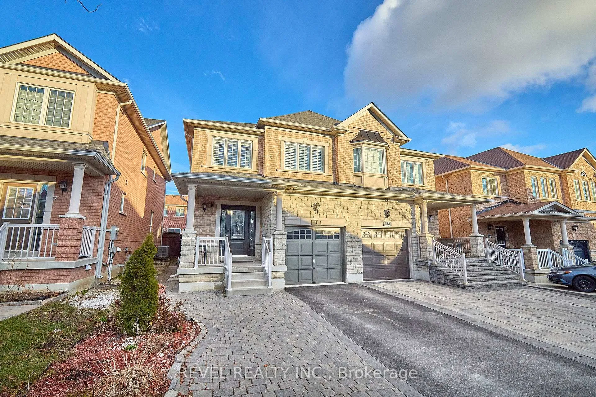 Photo 2 of 35 Manordale Crescent, Vaughan, Vellore Village — HOMEH
