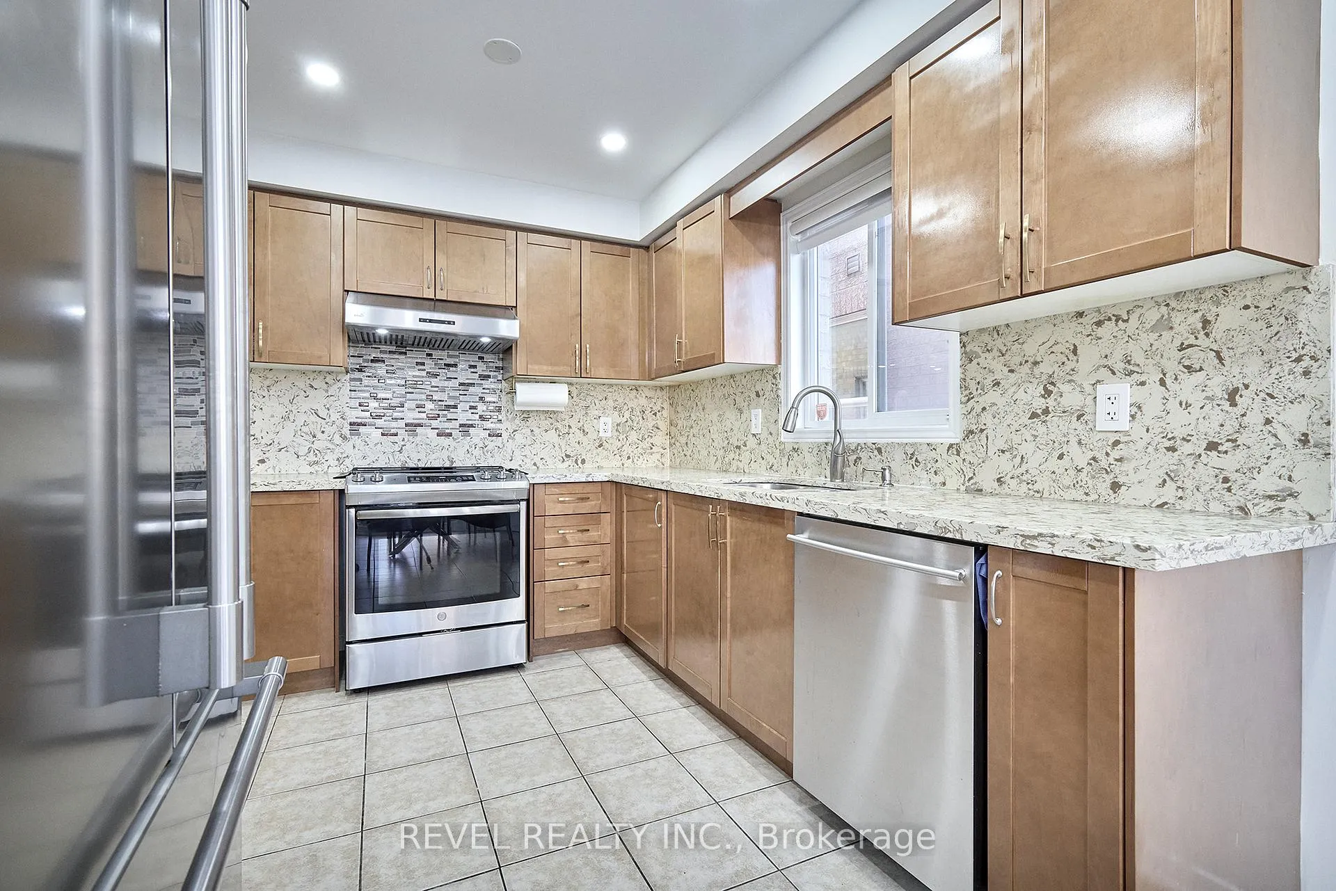 Photo 3 of 35 Manordale Crescent, Vaughan, Vellore Village — HOMEH