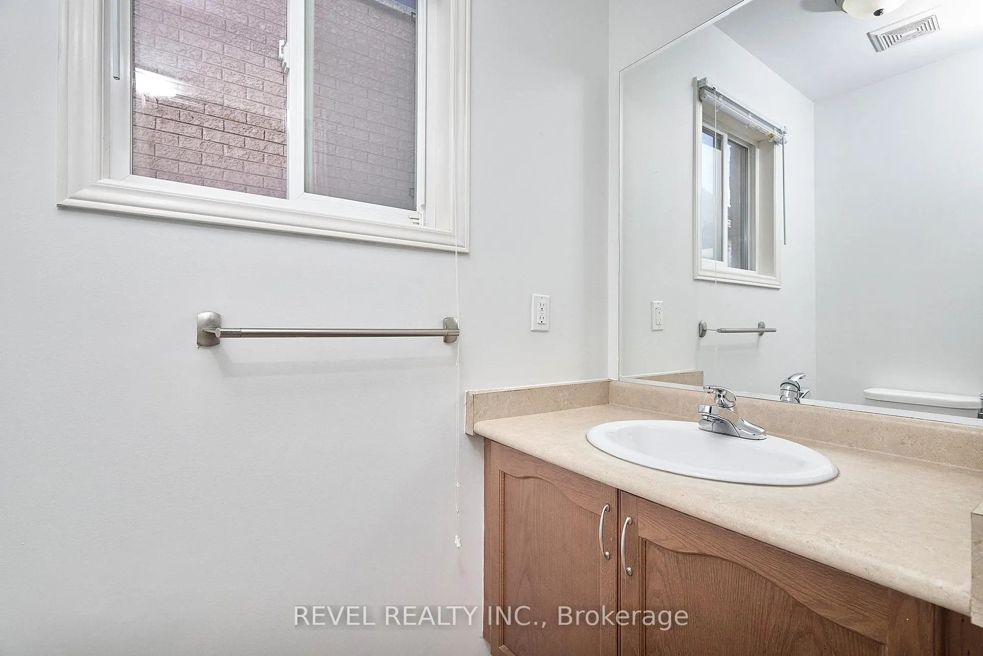 Photo 7 of 35 Manordale Crescent, Vaughan, Vellore Village — HOMEH