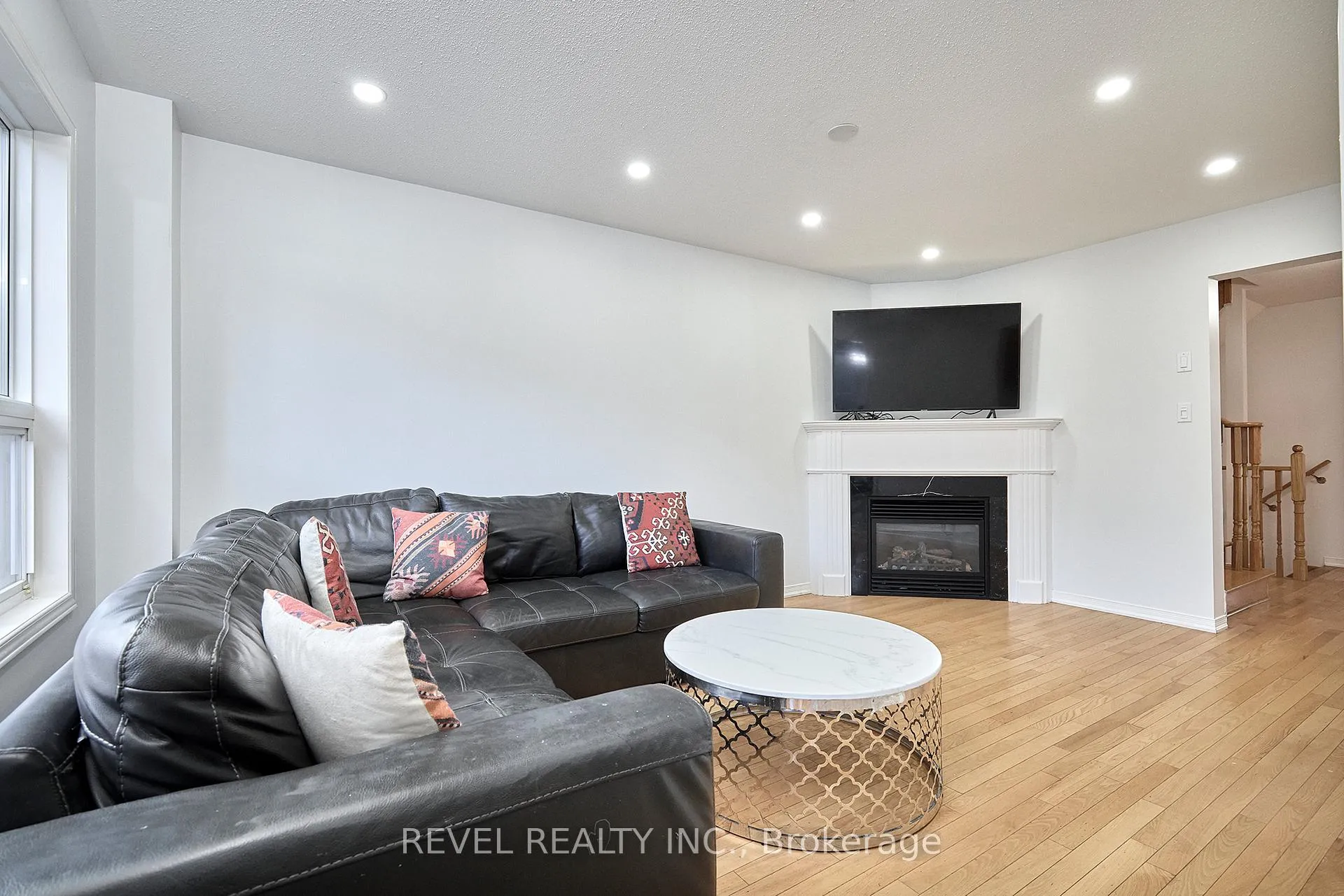Photo 10 of 35 Manordale Crescent, Vaughan, Vellore Village — HOMEH