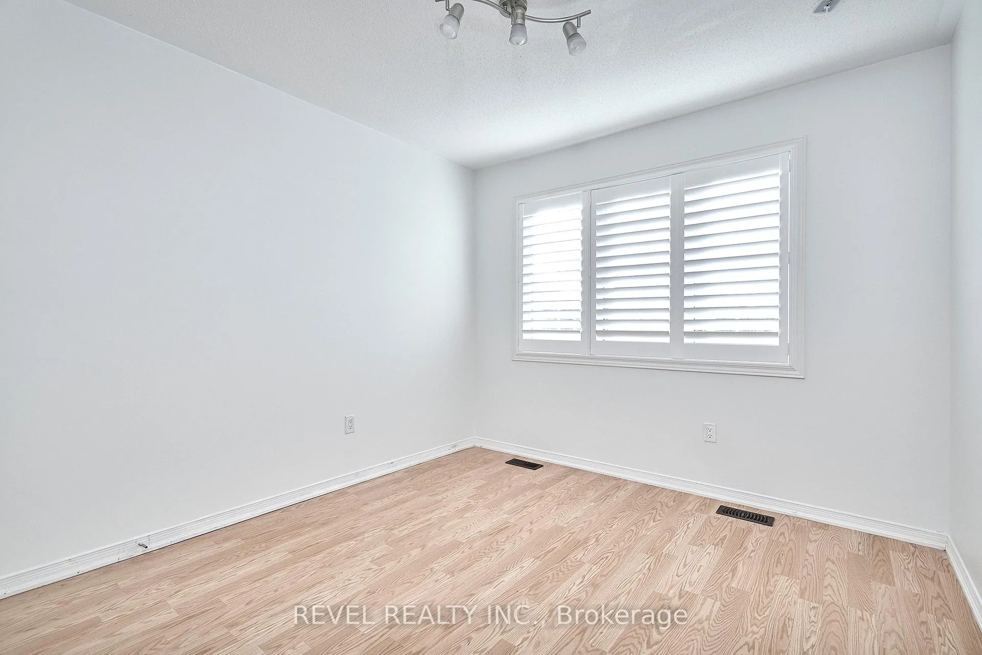 Photo 22 of 35 Manordale Crescent, Vaughan, Vellore Village — HOMEH