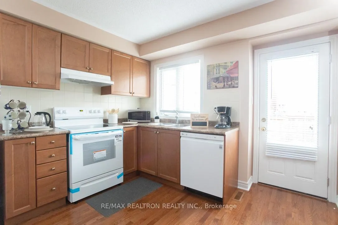Photo 3 of 54 Chayna Crescent, Vaughan, Patterson — HOMEH