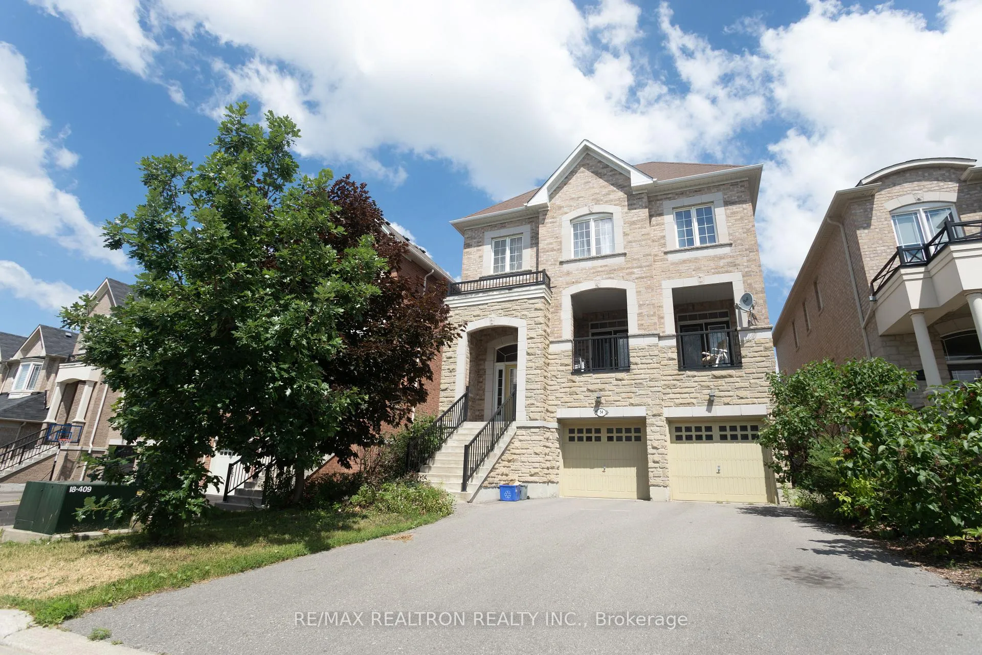 Photo 4 of 54 Chayna Crescent, Vaughan, Patterson — HOMEH